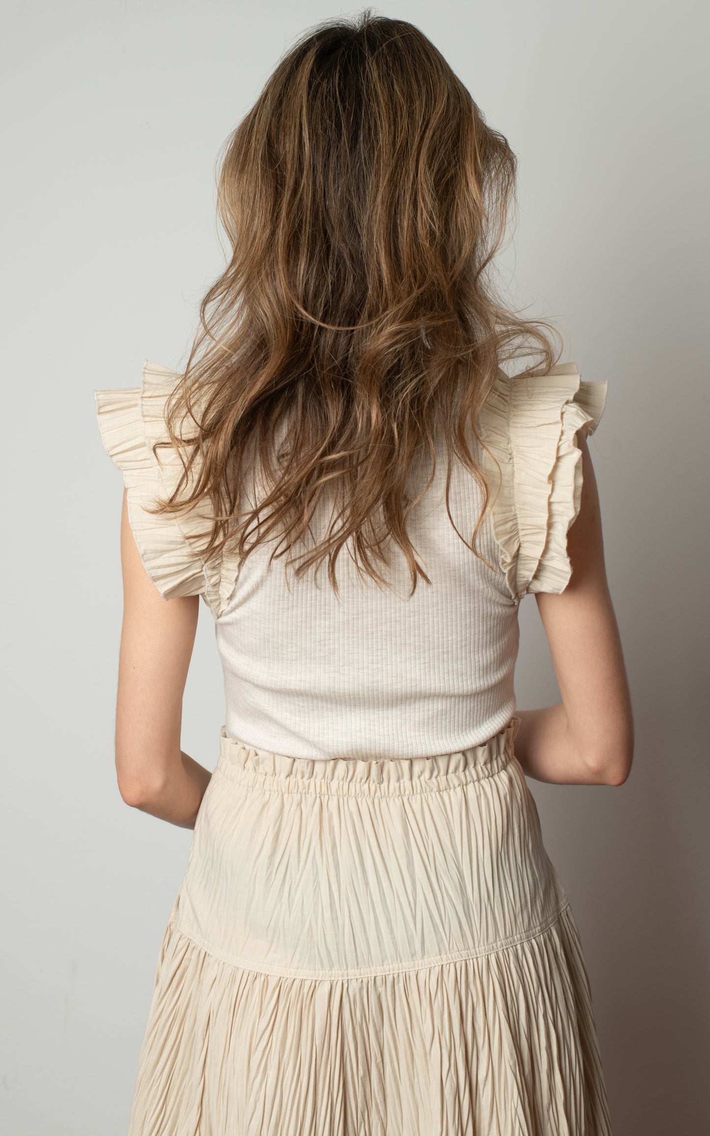 Vestido beige con volantes