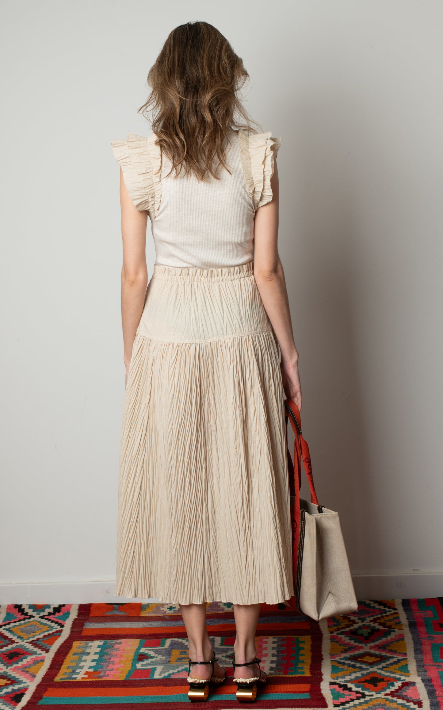 Vestido beige con volantes