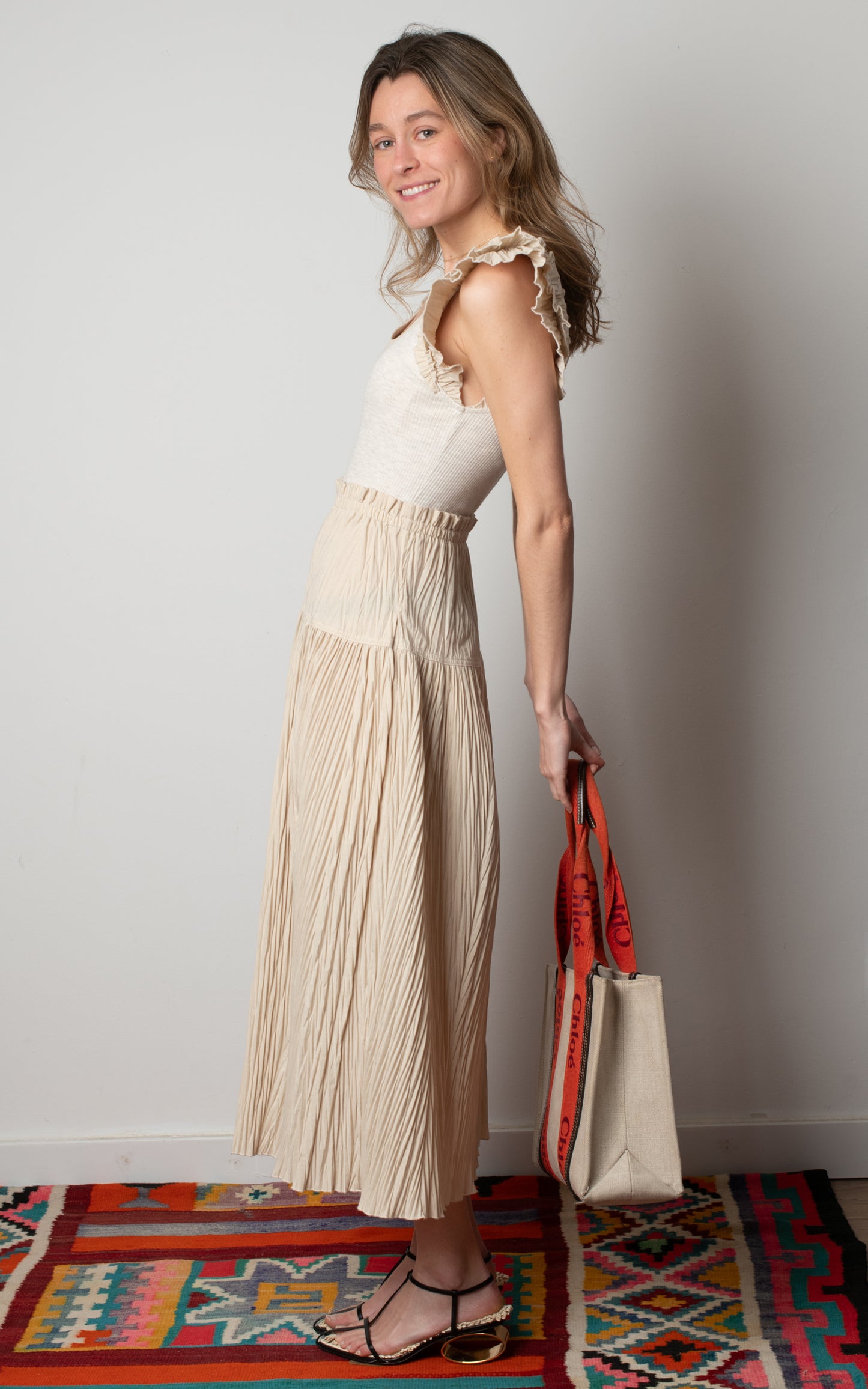 Vestido beige con volantes