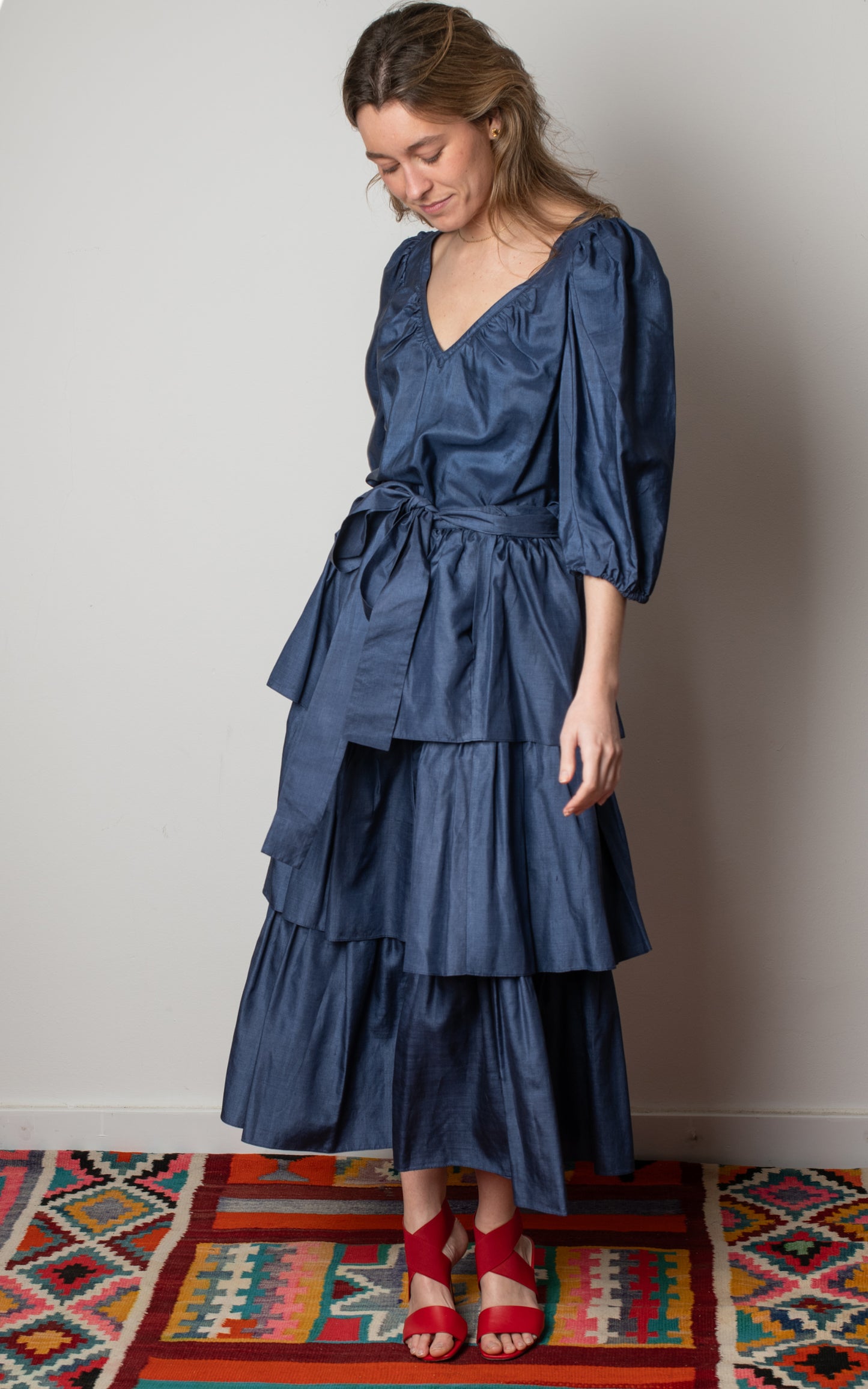 Falda y blusa de seda azul