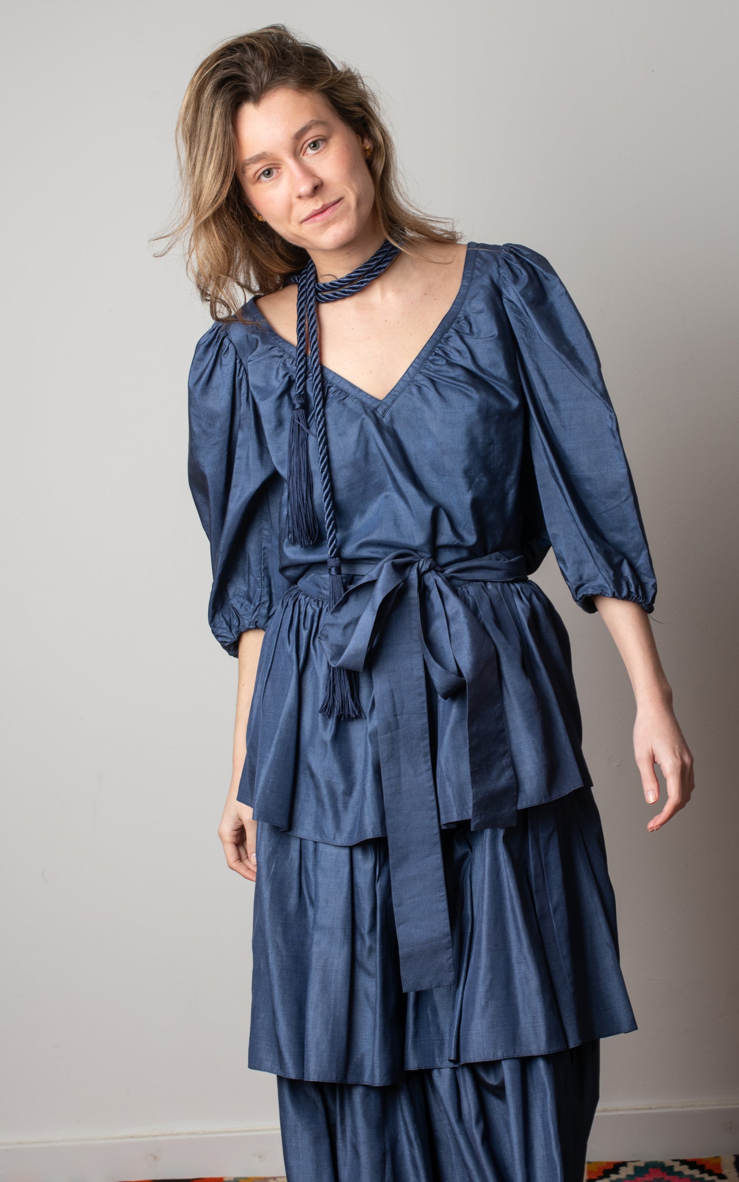 Falda y blusa de seda azul