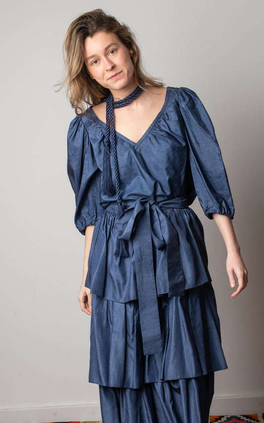 Falda y blusa de seda azul