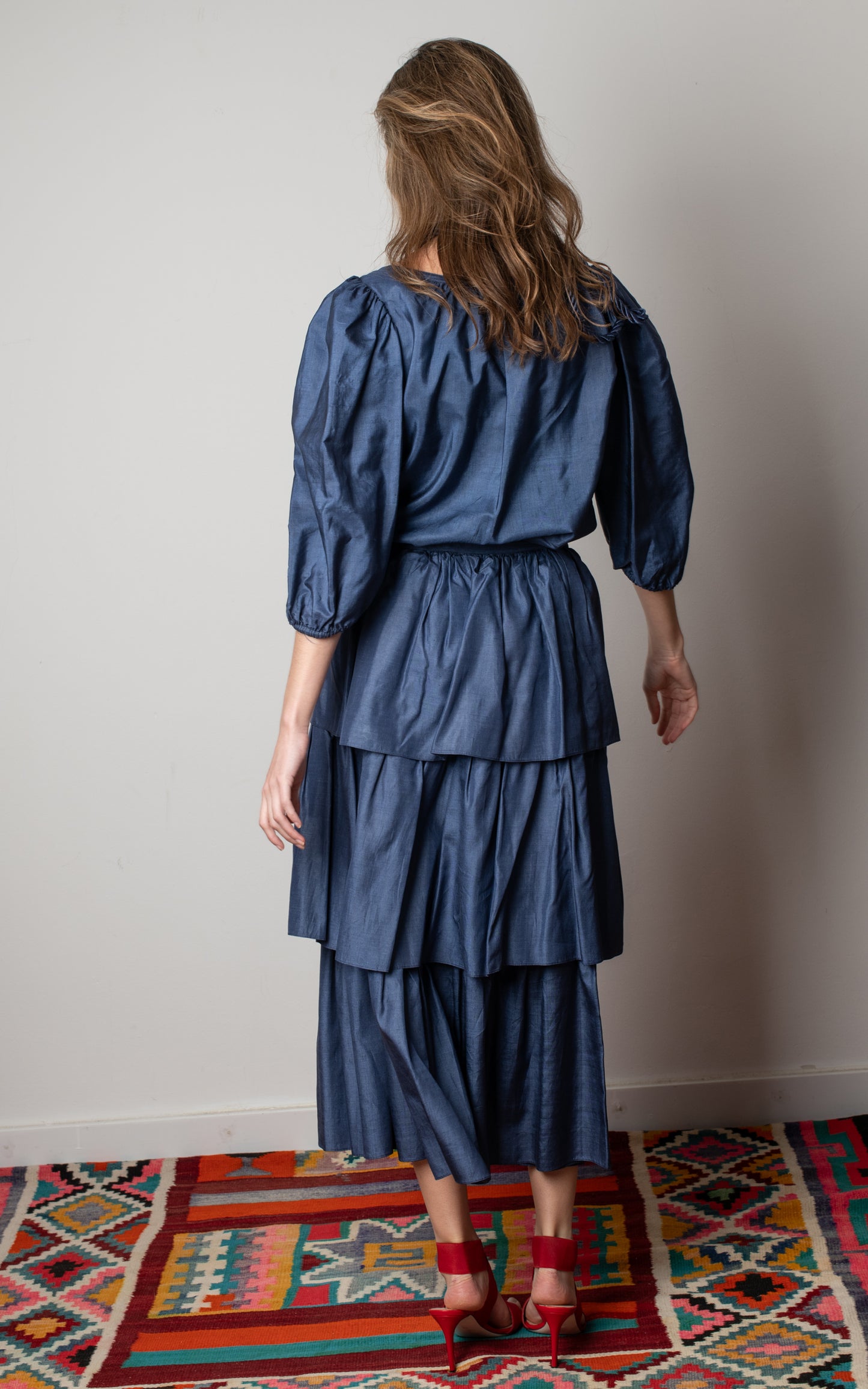 Falda y blusa de seda azul