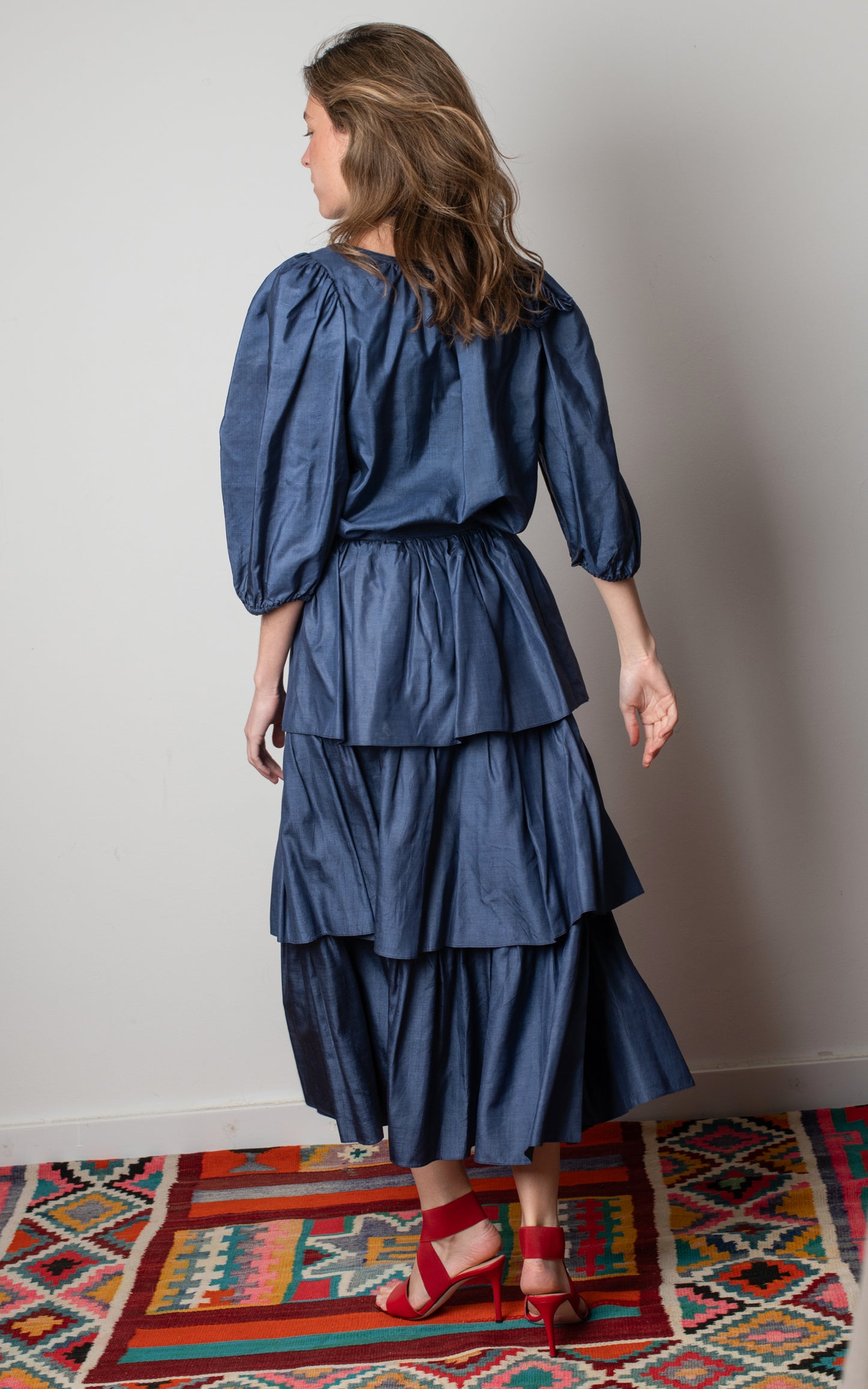 Falda y blusa de seda azul