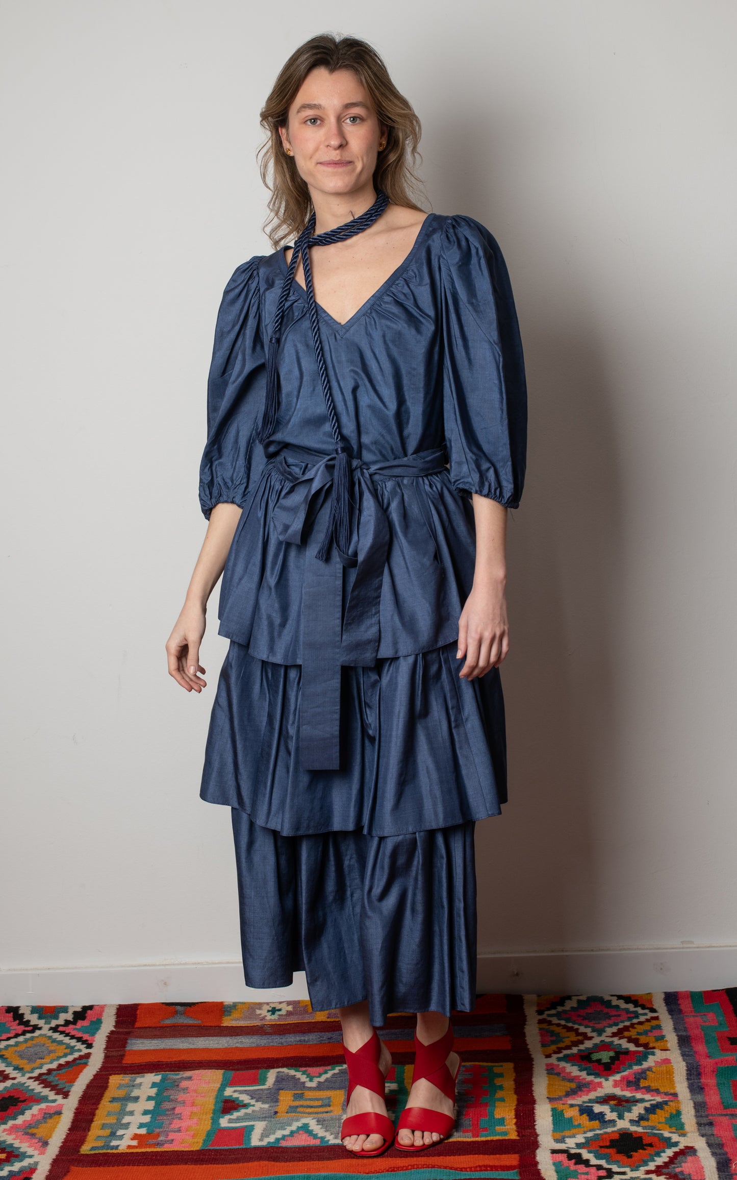 Falda y blusa de seda azul