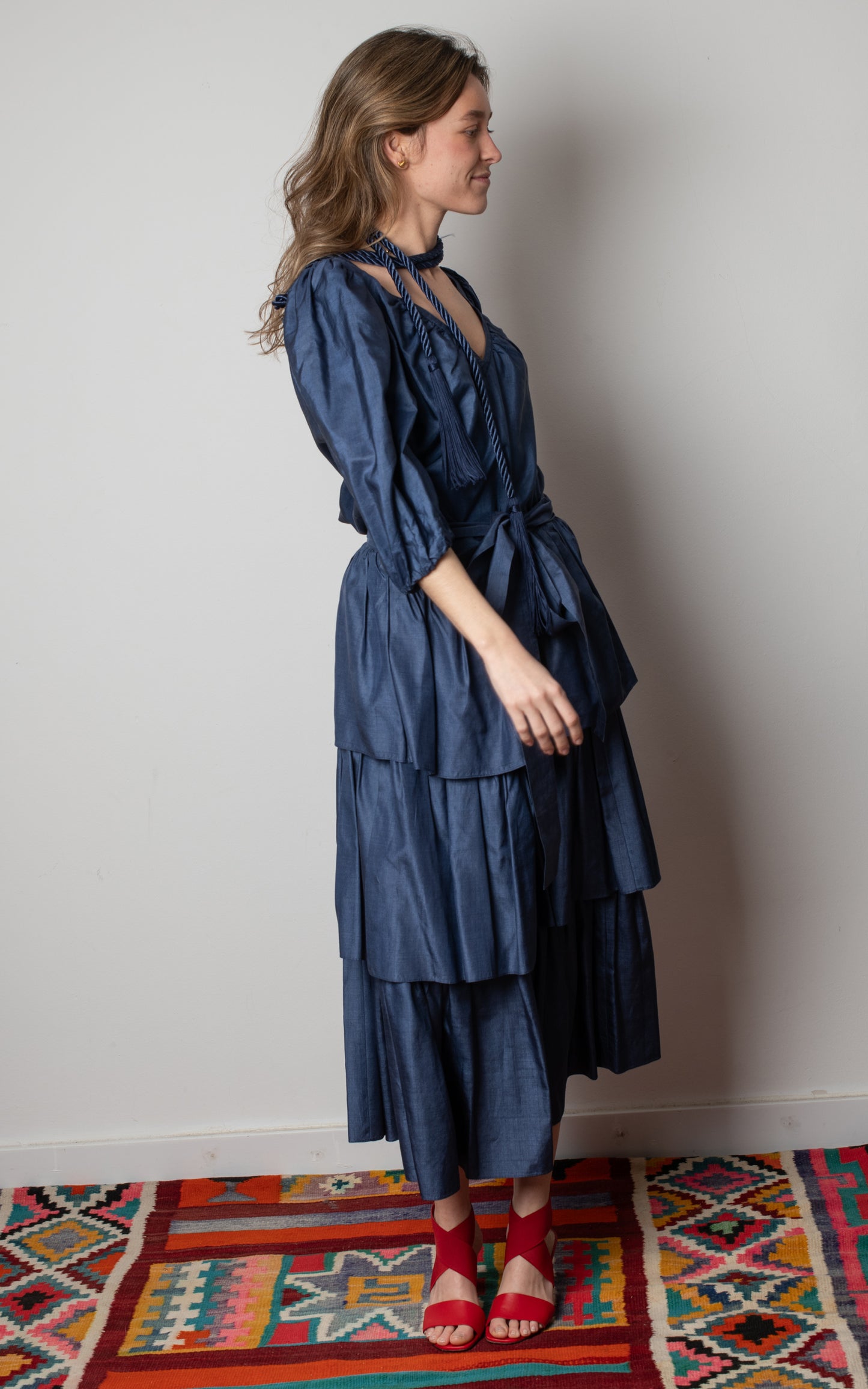 Falda y blusa de seda azul