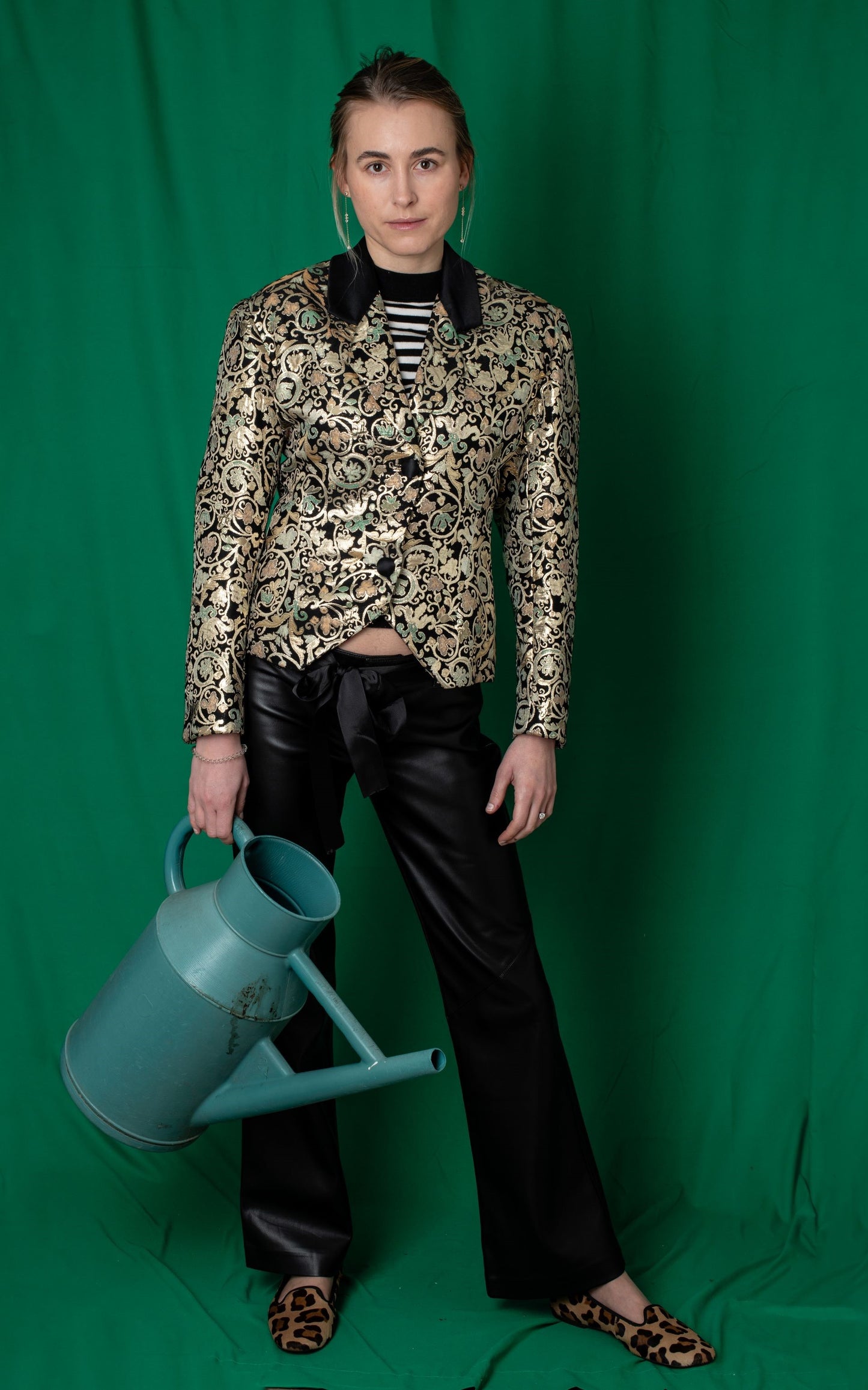 Blaser negra con estampado dorado