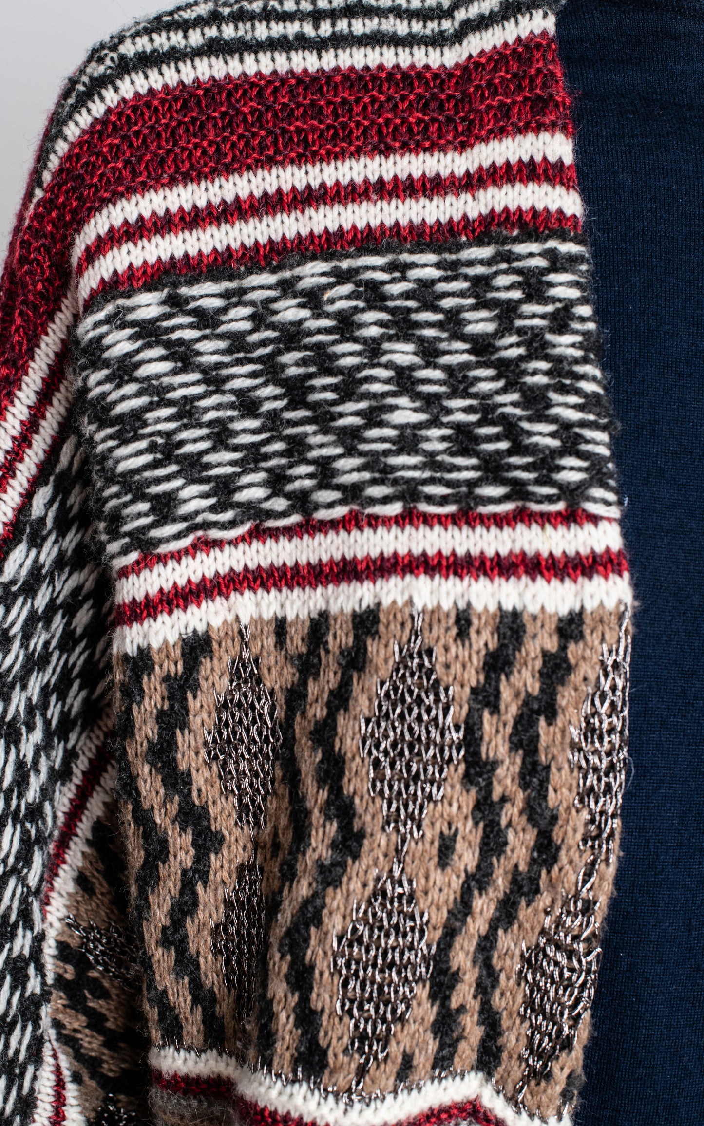 Chaqueta de punto de maje gris blanca y roja