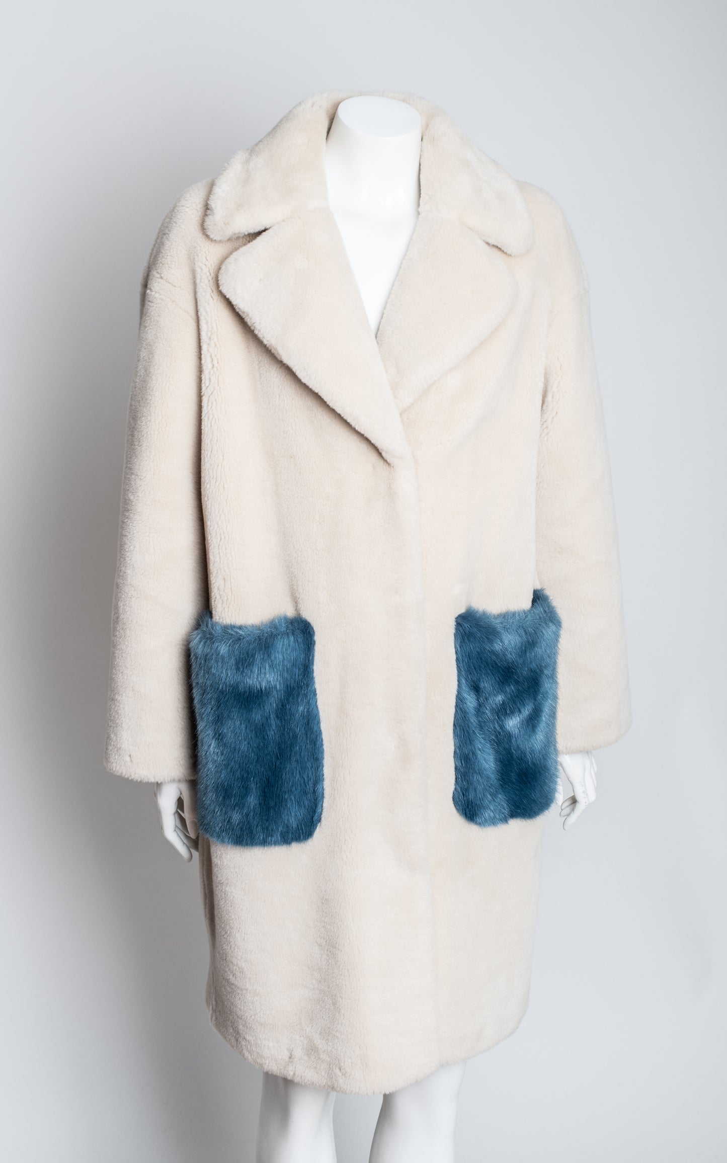 Abrigo peluche beige bolsillos azules