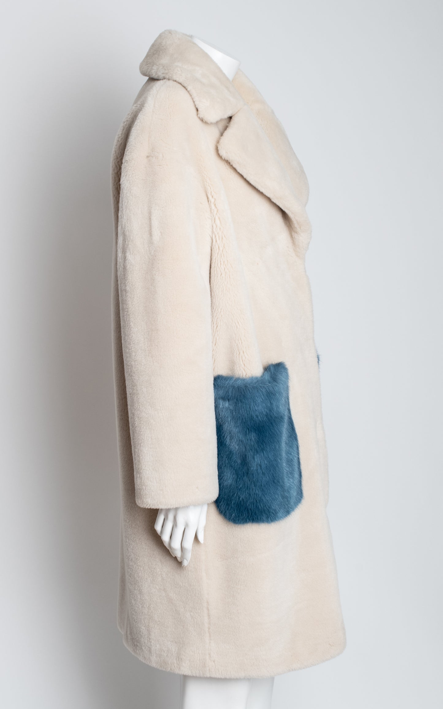 Abrigo peluche beige bolsillos azules