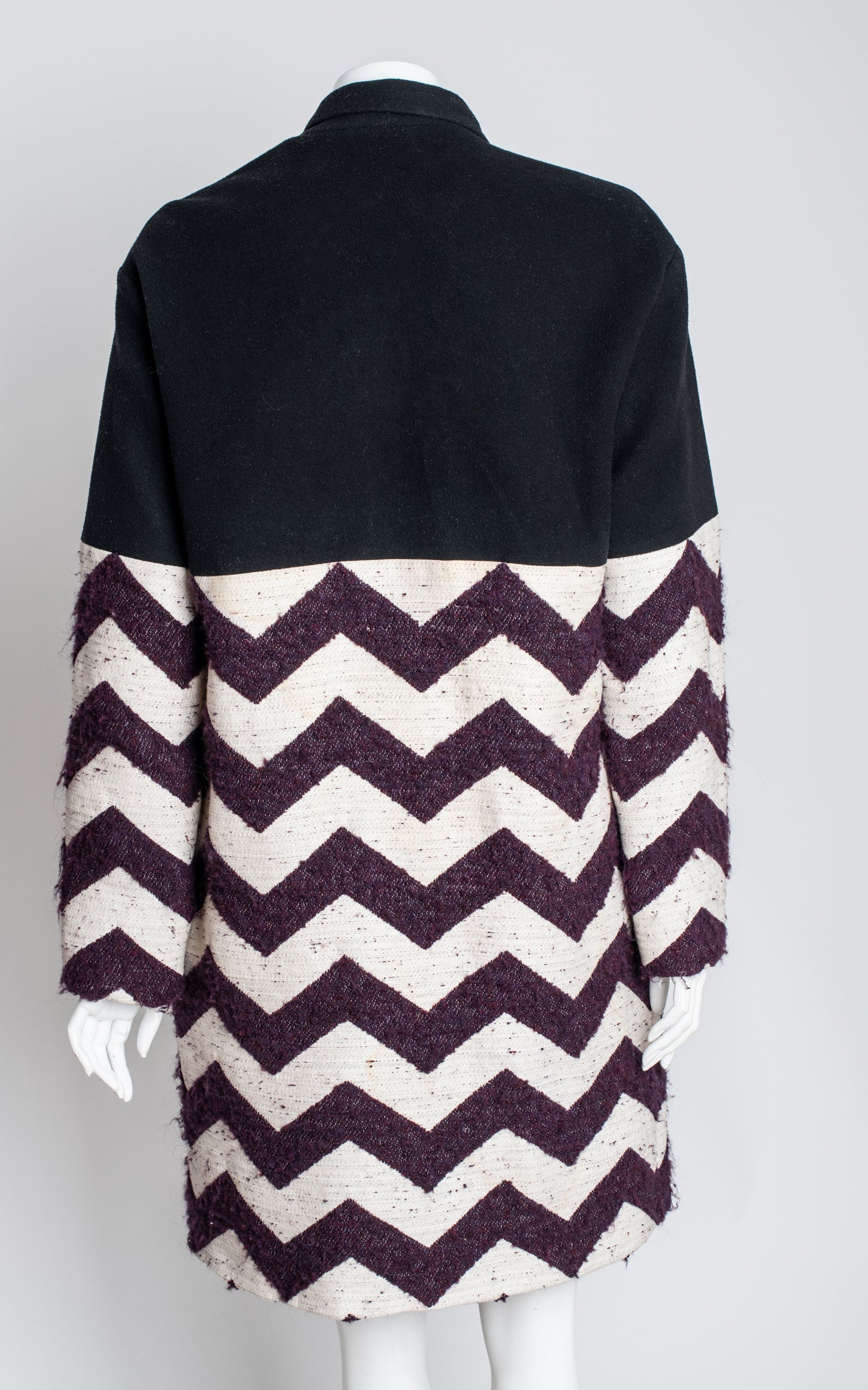 Abrigo zigzag blanco y granate