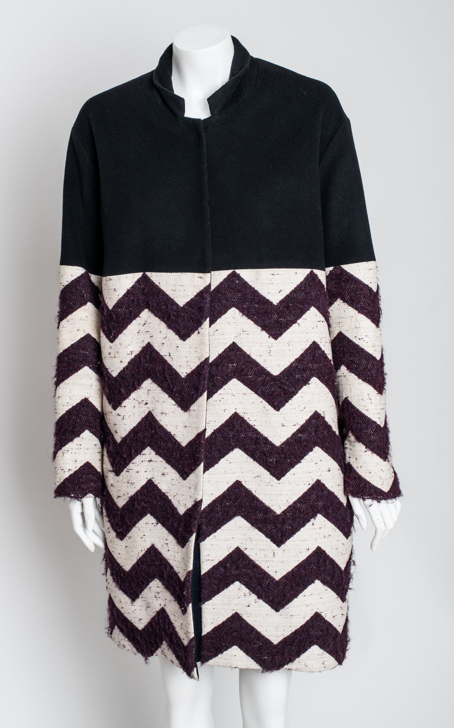 Abrigo zigzag blanco y granate
