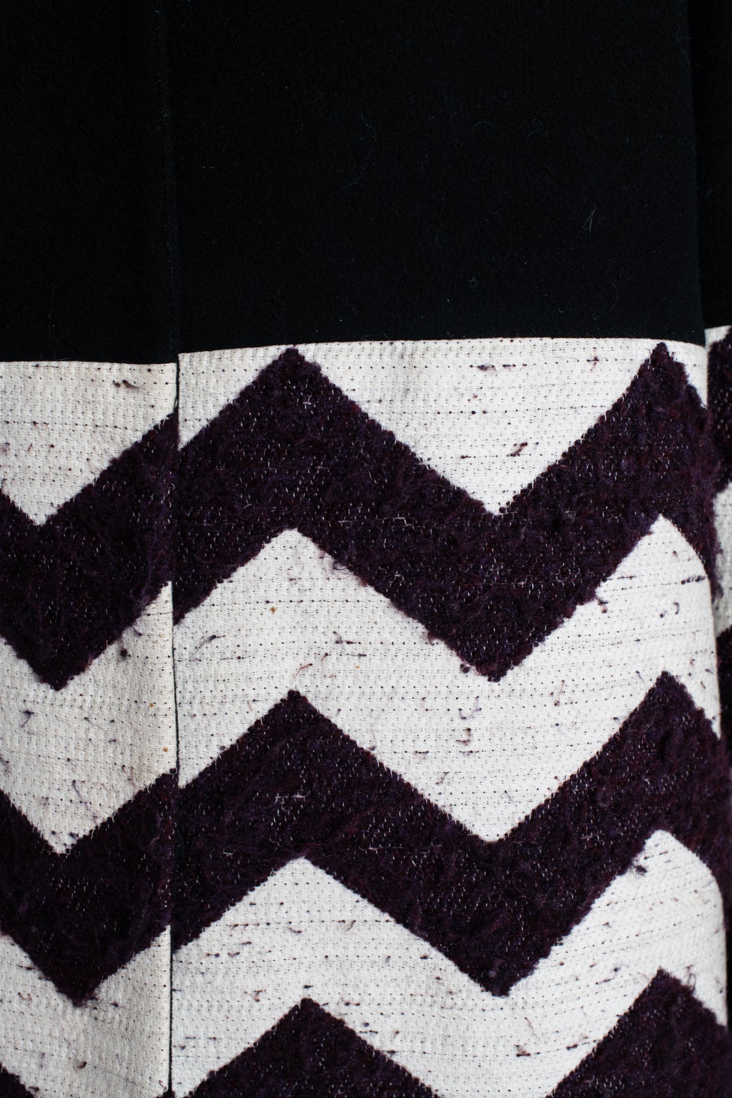 Abrigo zigzag blanco y granate