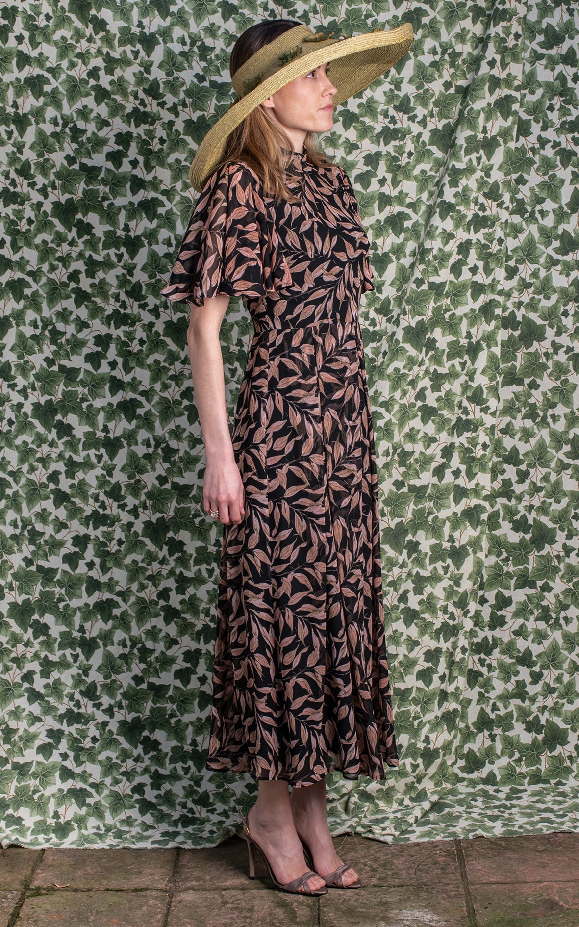 Vestido hojas rosas