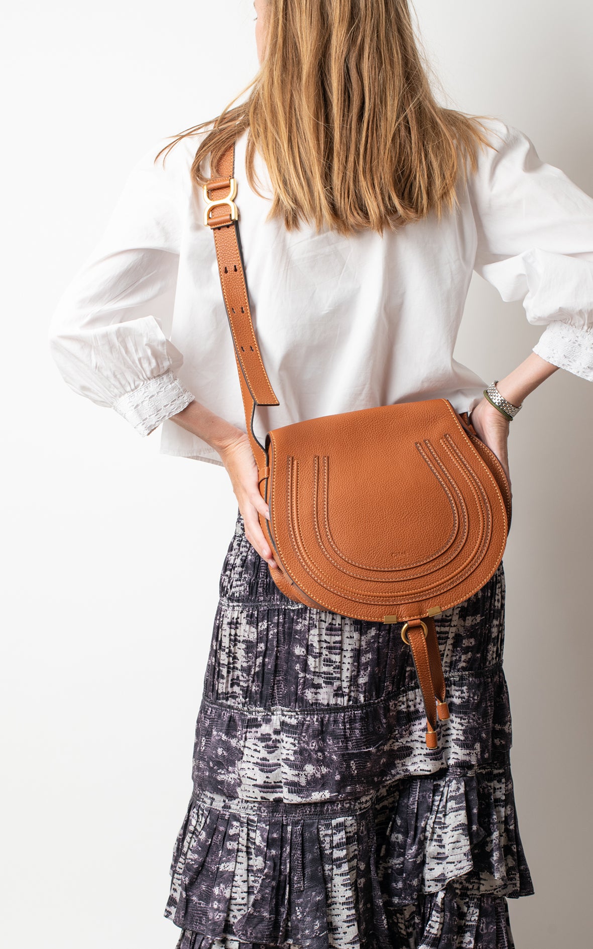 Bolso saddle Marcie de cuero granulado