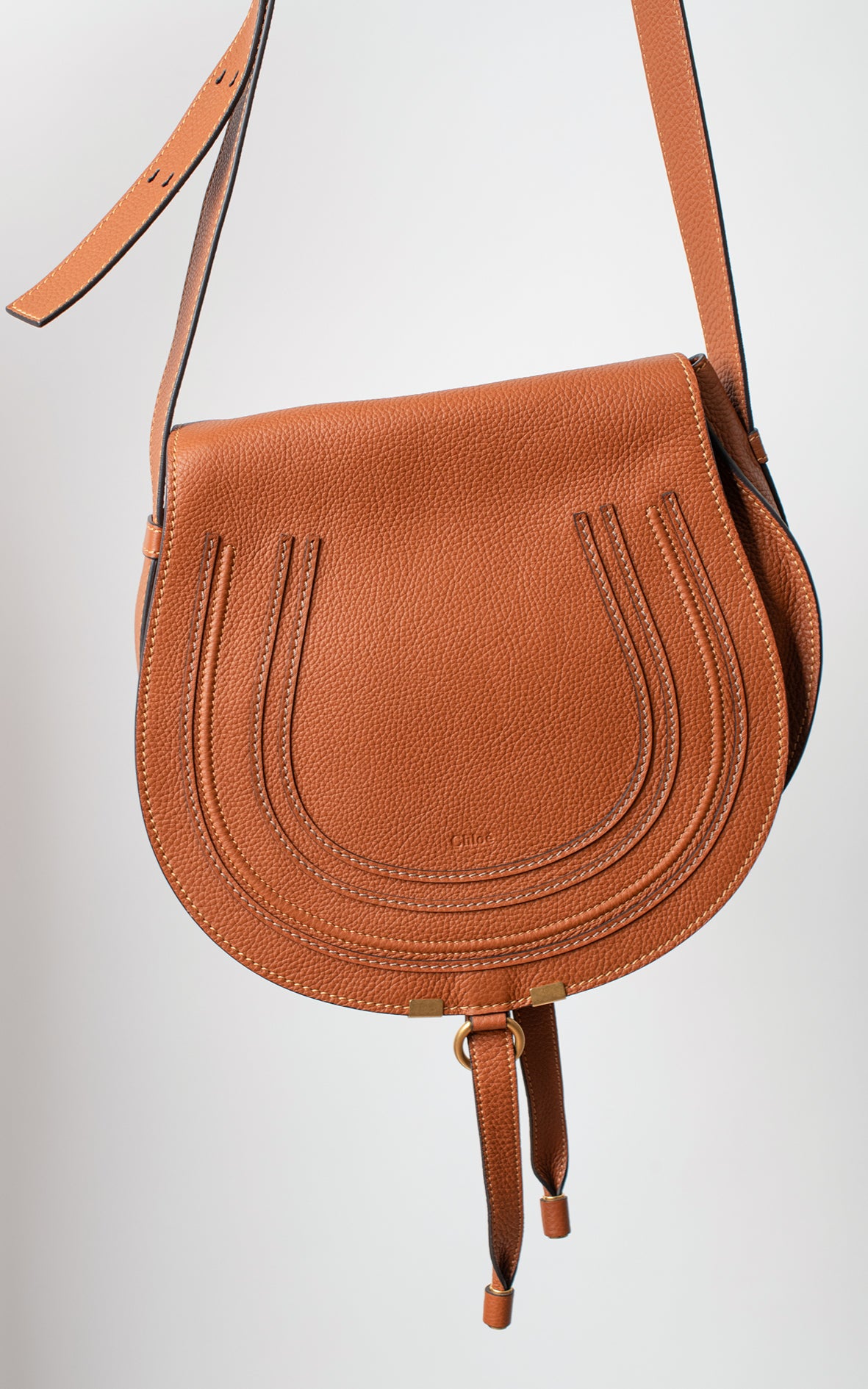 Bolso saddle Marcie de cuero granulado