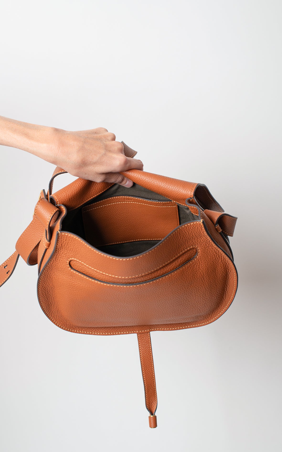 Bolso saddle Marcie de cuero granulado