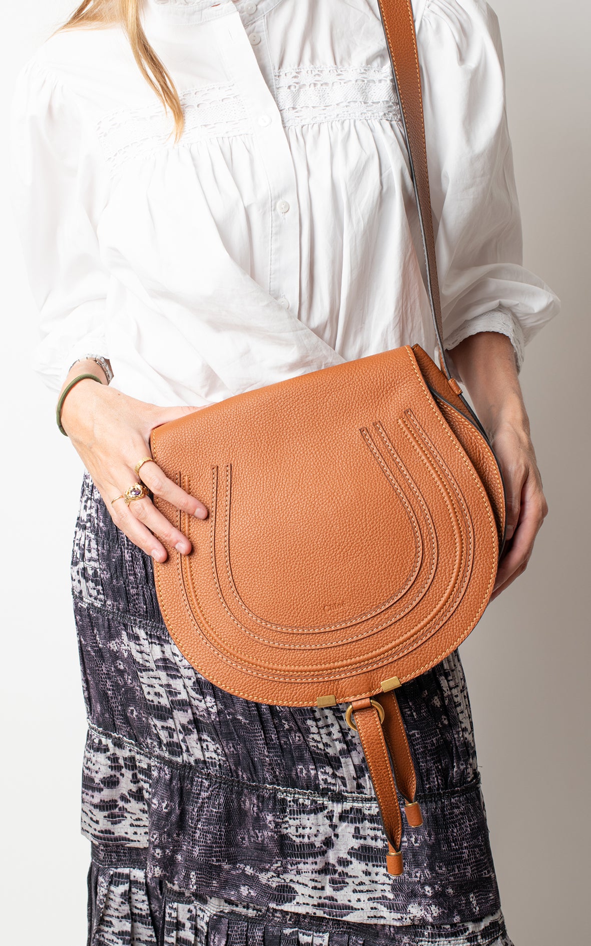 Bolso saddle Marcie de cuero granulado