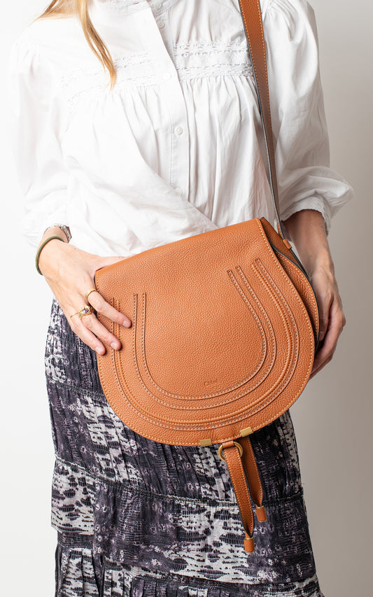 Bolso saddle Marcie de cuero granulado