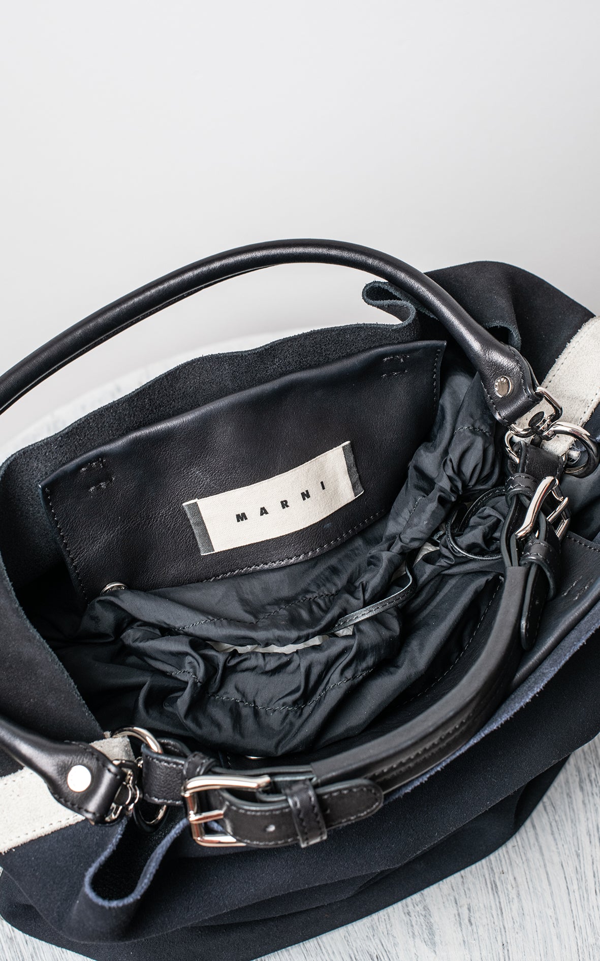 Bolso azul marino / negro de ante