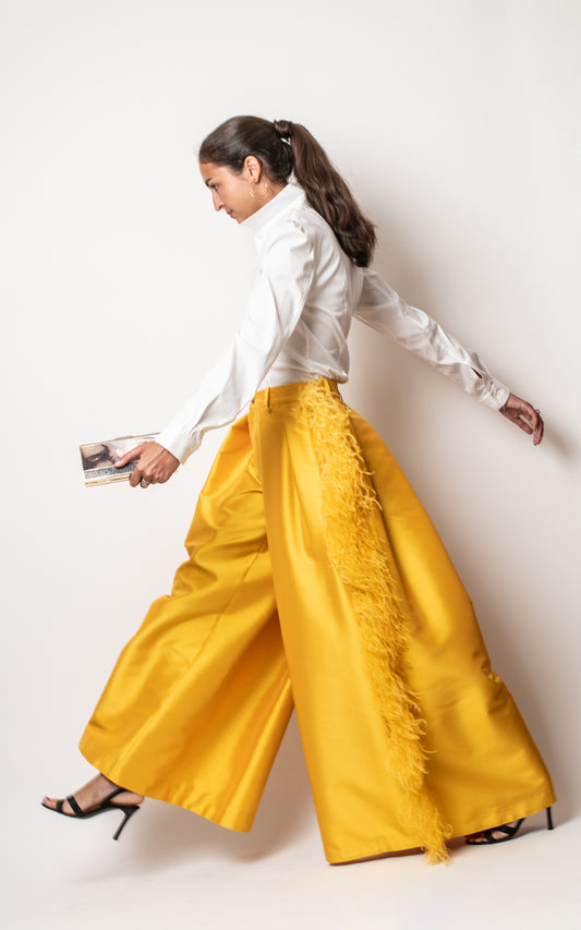 Pantalones amarillos plumas