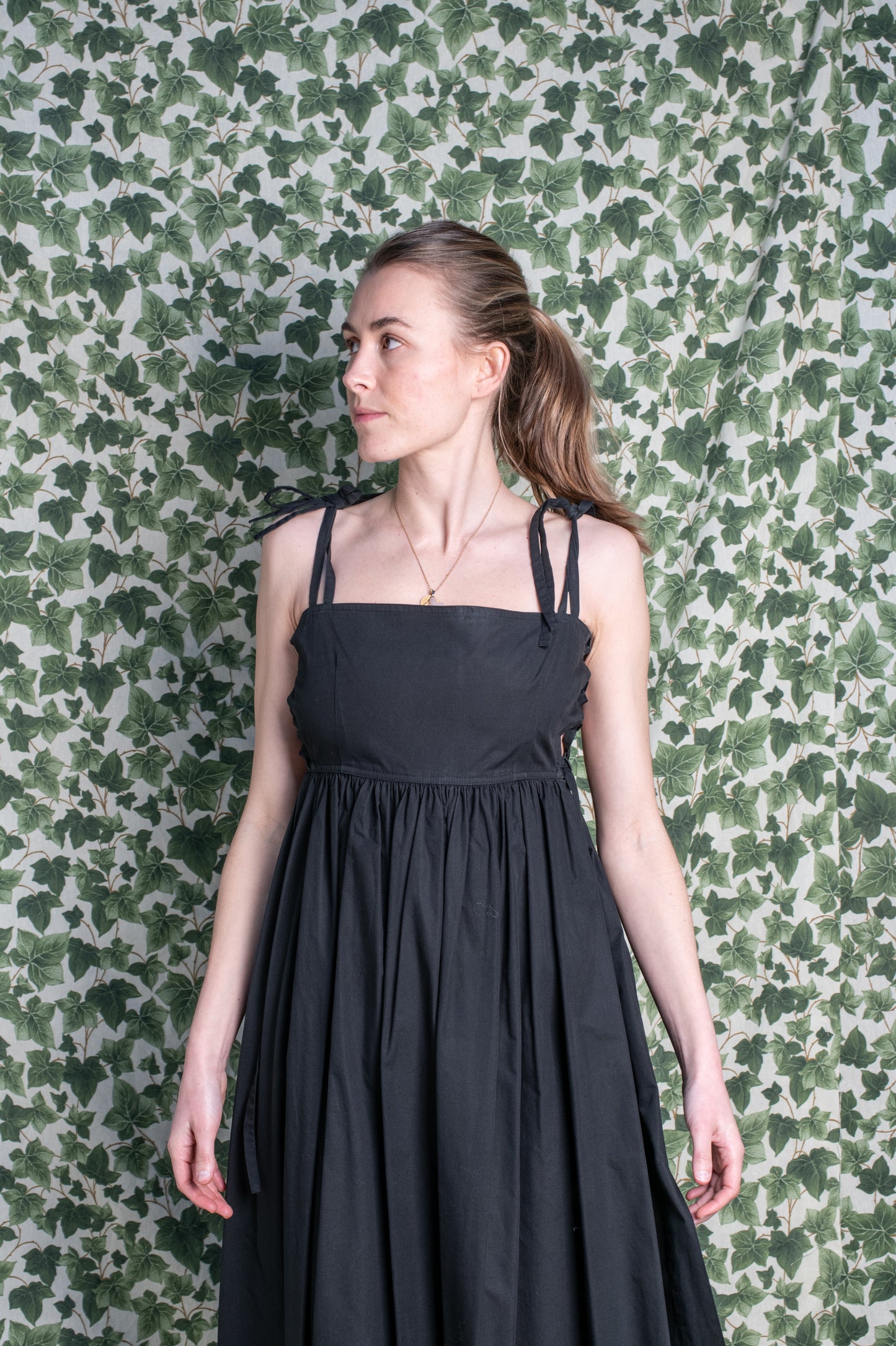 Vestido tiras laterales