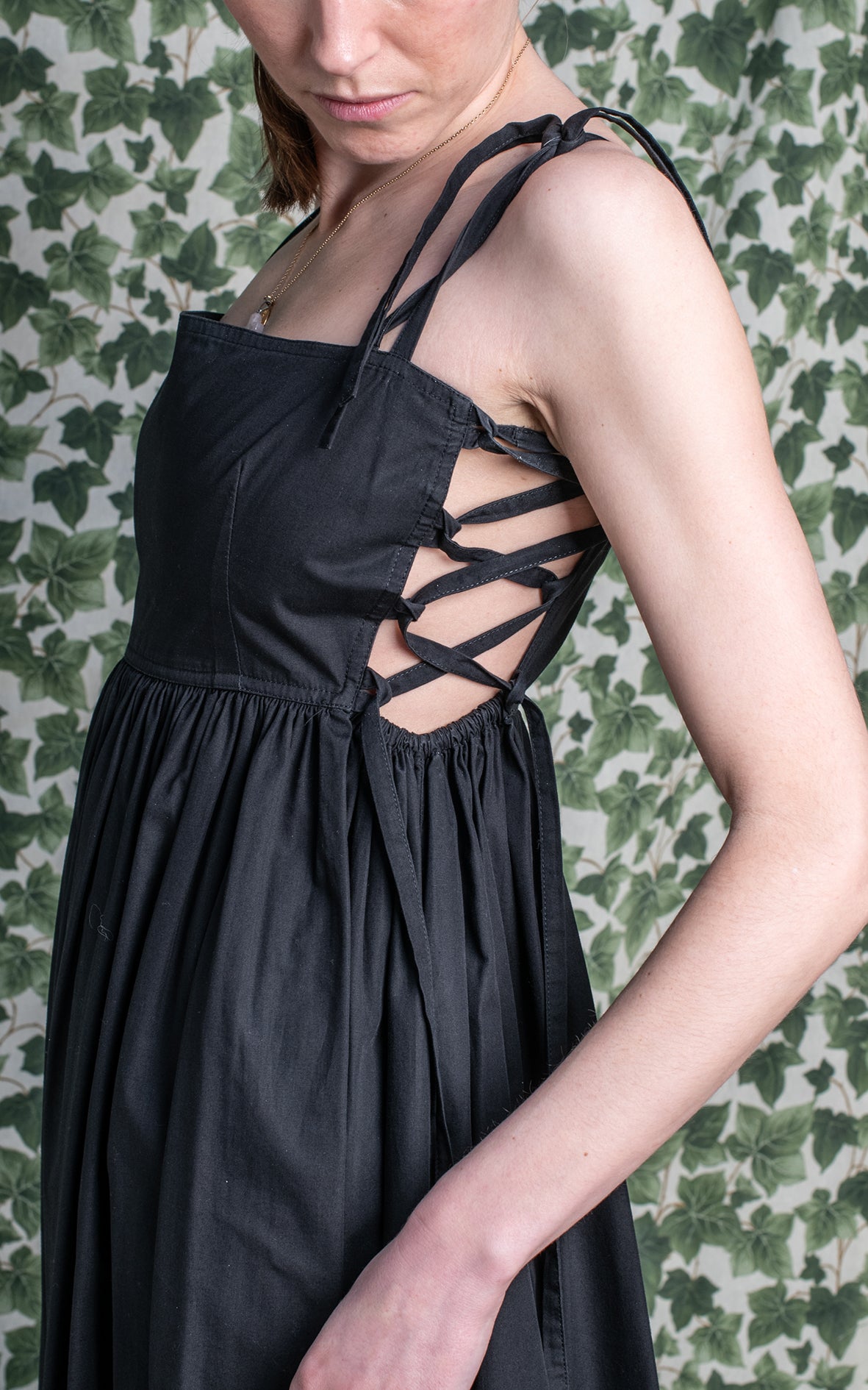 Vestido tiras laterales