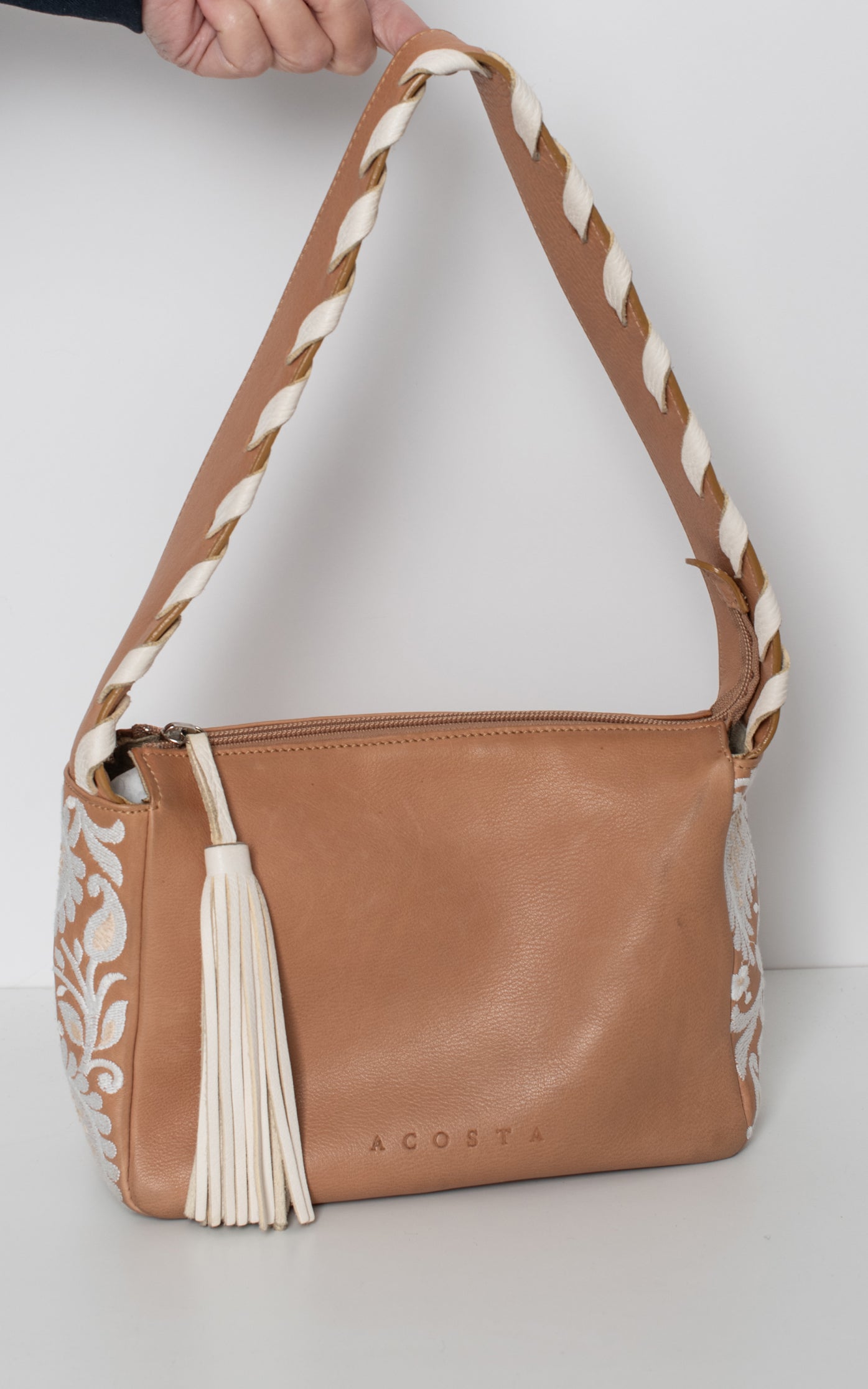 Bolso marron bordados blancos