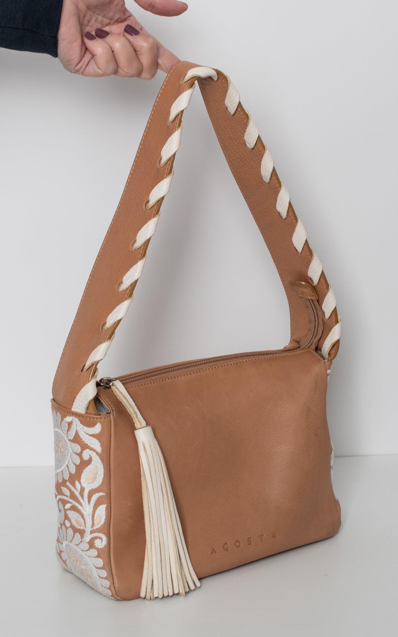 Bolso marron bordados blancos