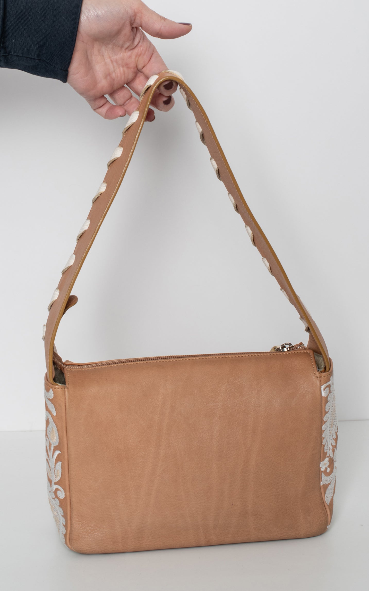 Bolso marron bordados blancos