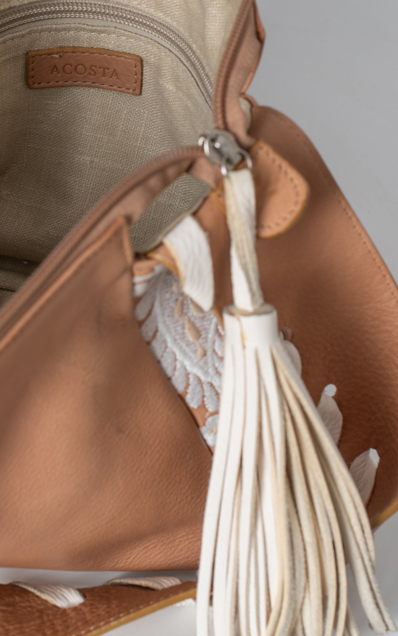Bolso marron bordados blancos