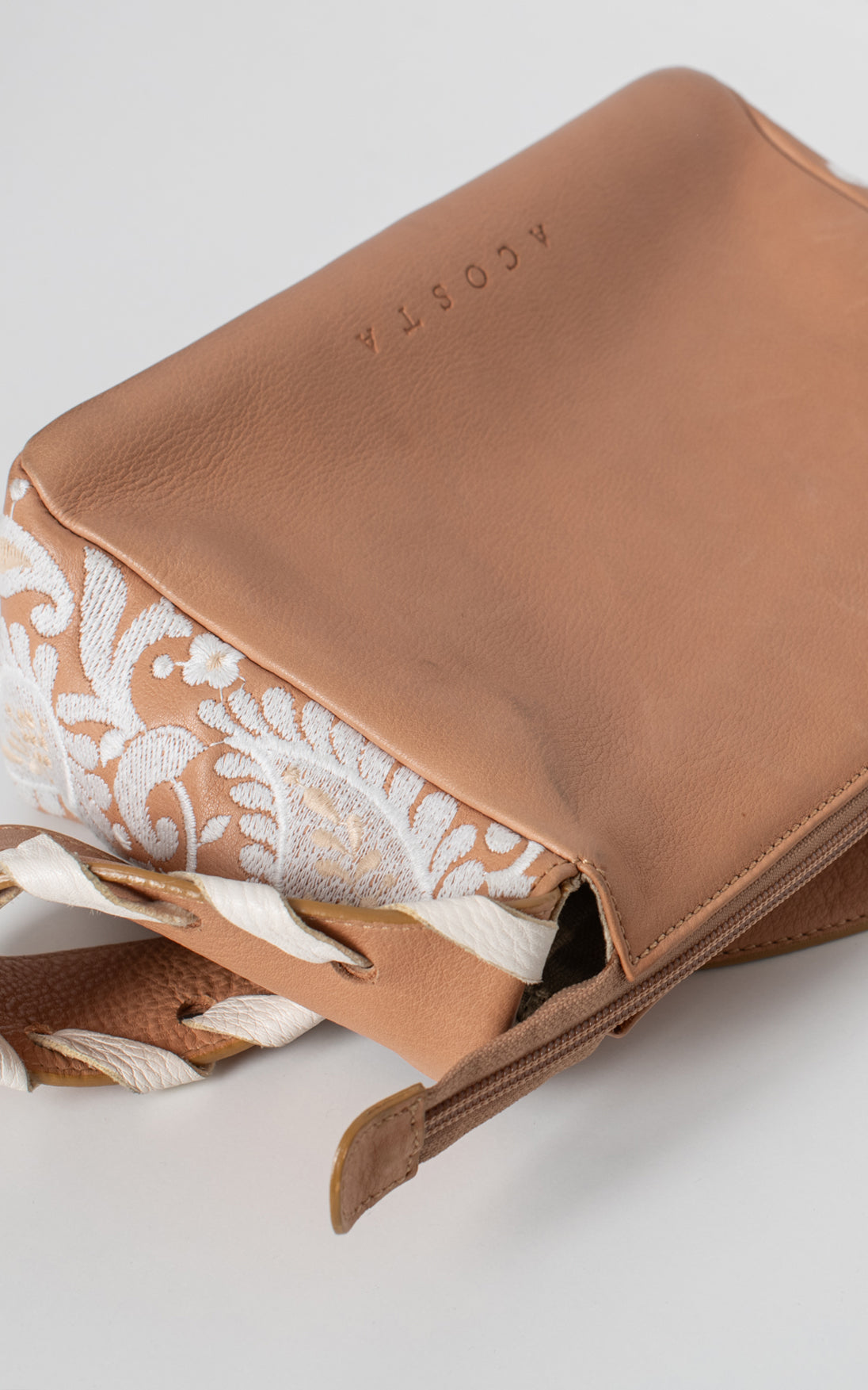 Bolso marron bordados blancos