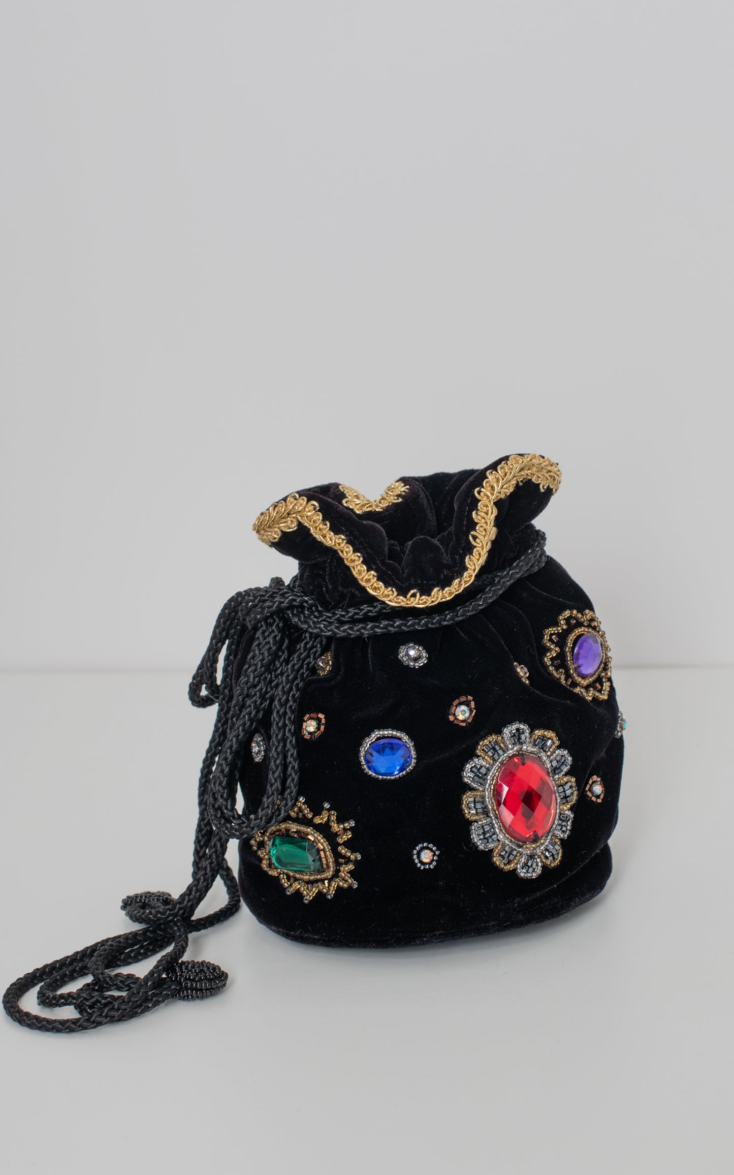 Bolso saquito negro de tercipelo con piedras