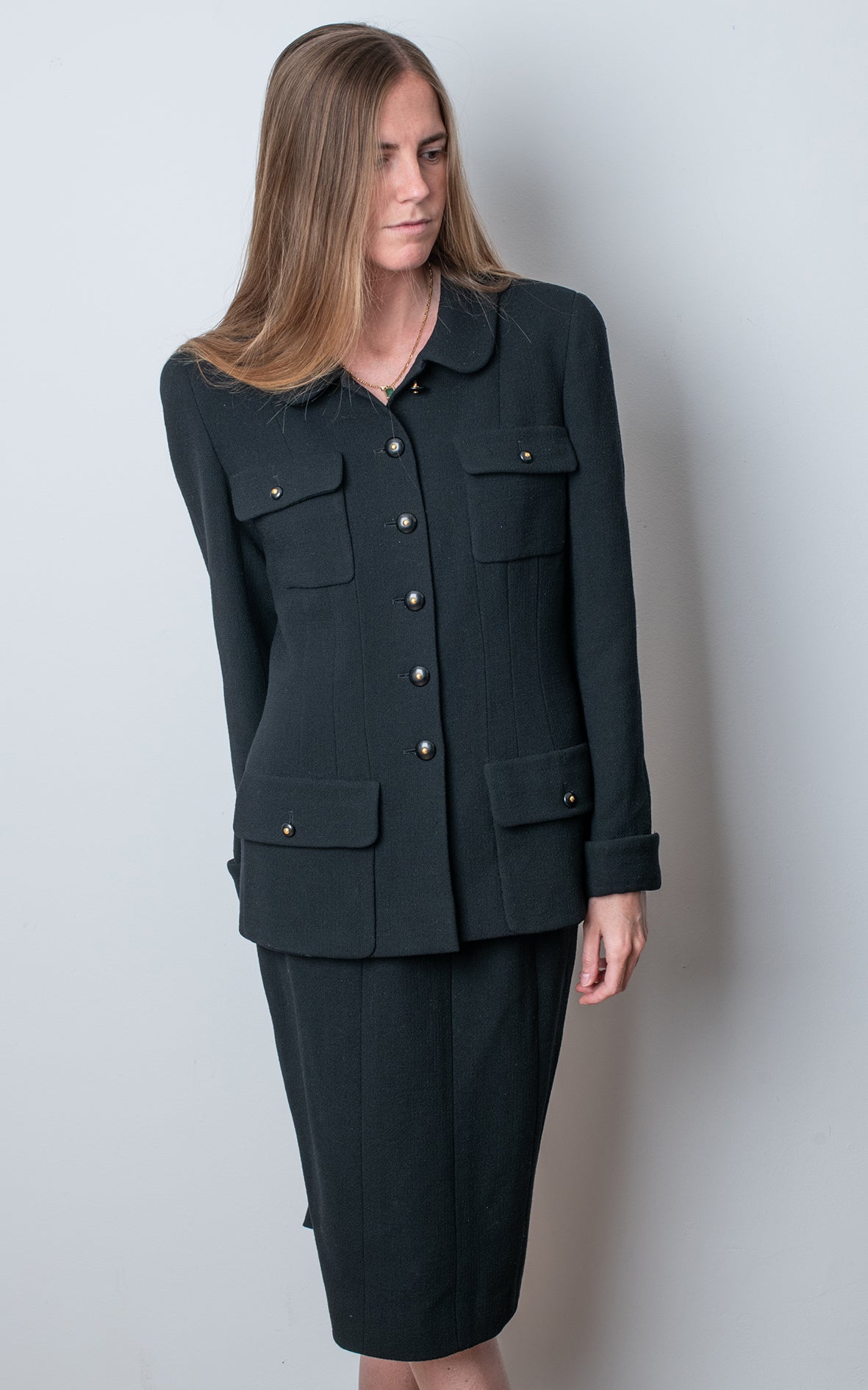 Traje de chaqueta negro con falda