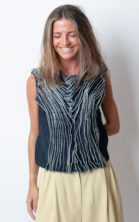 Top denim plisado