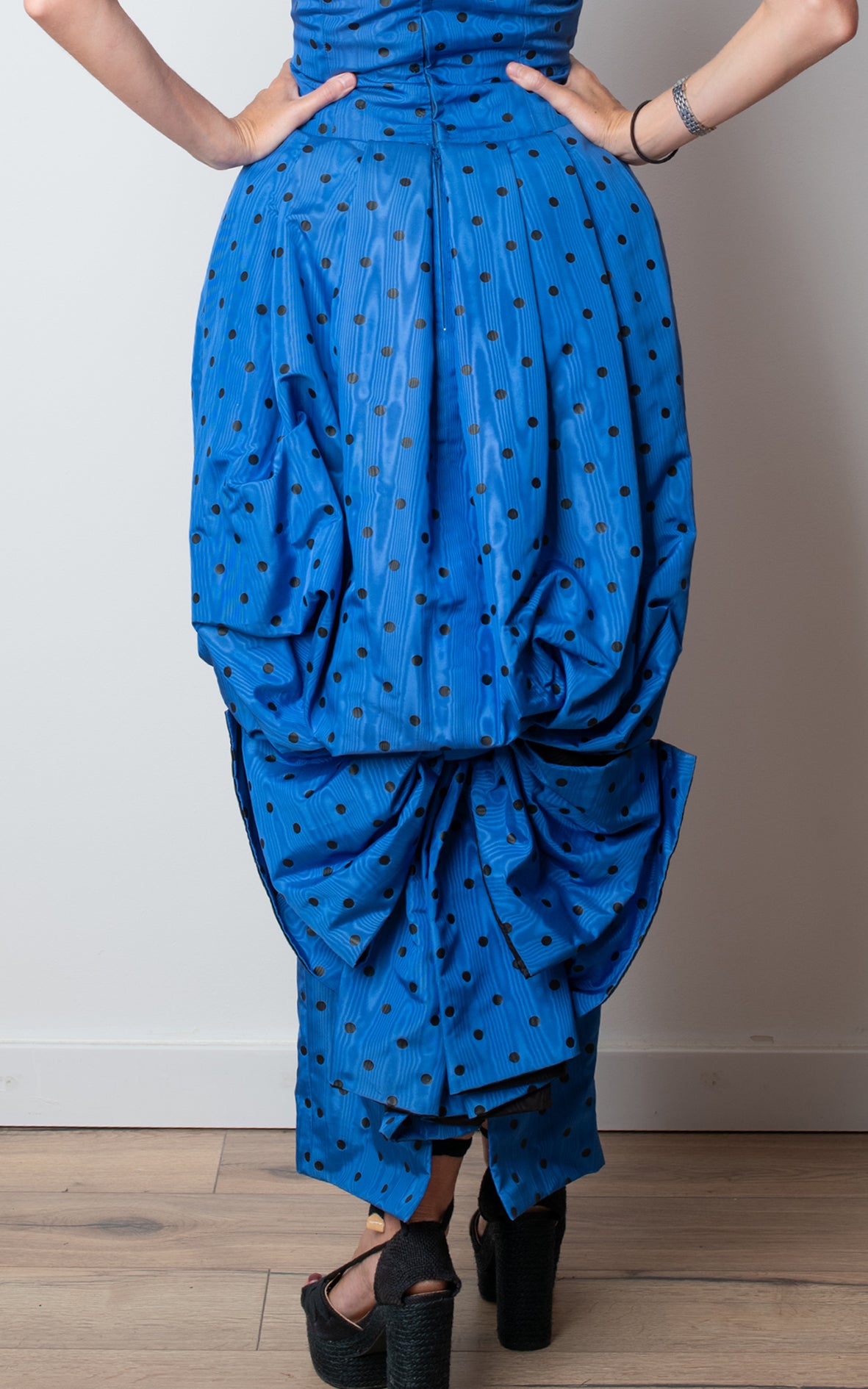 Vestido palabra de honor azul klein lunares
