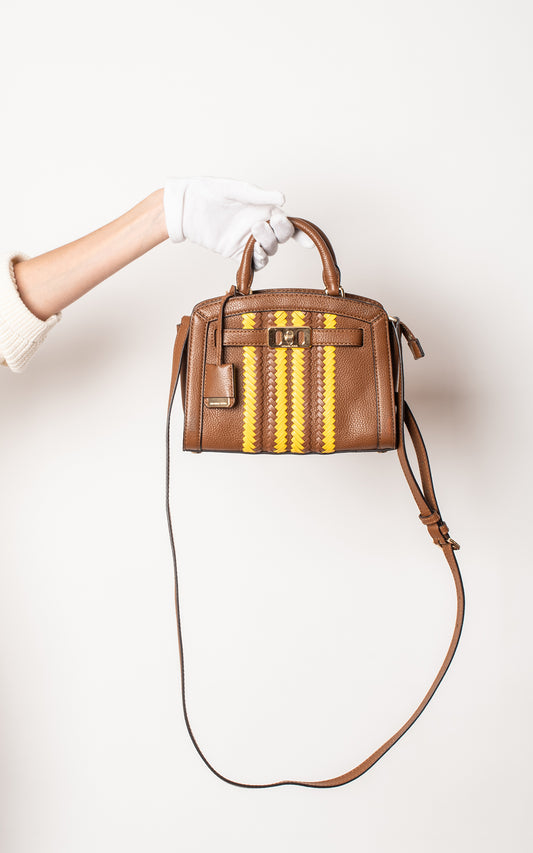 Bolso marrón y amarillo
