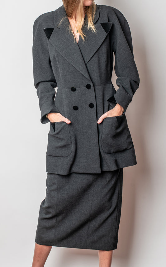 Traje de chaqueta y falda larga negro
