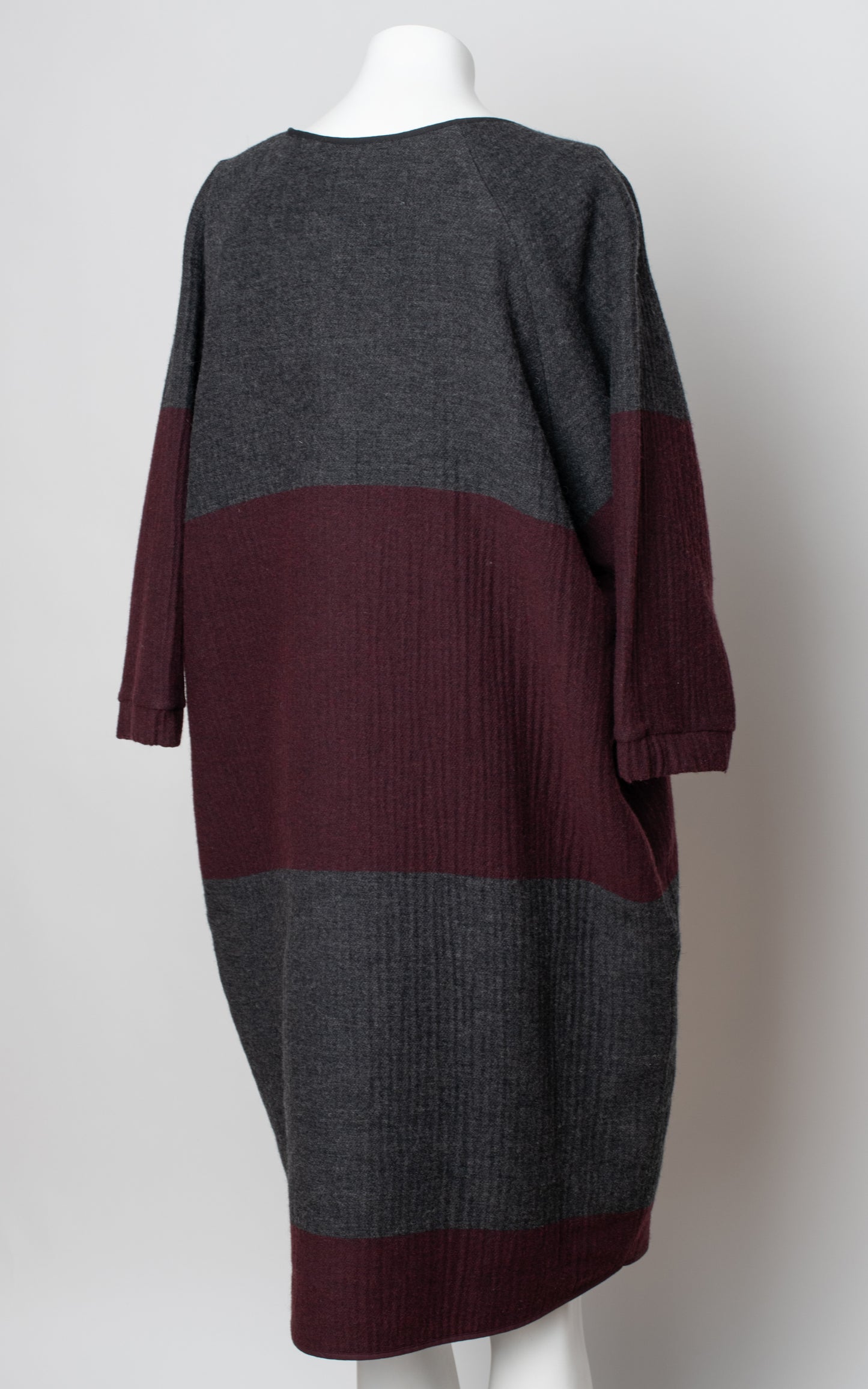 Vestido gris y granate