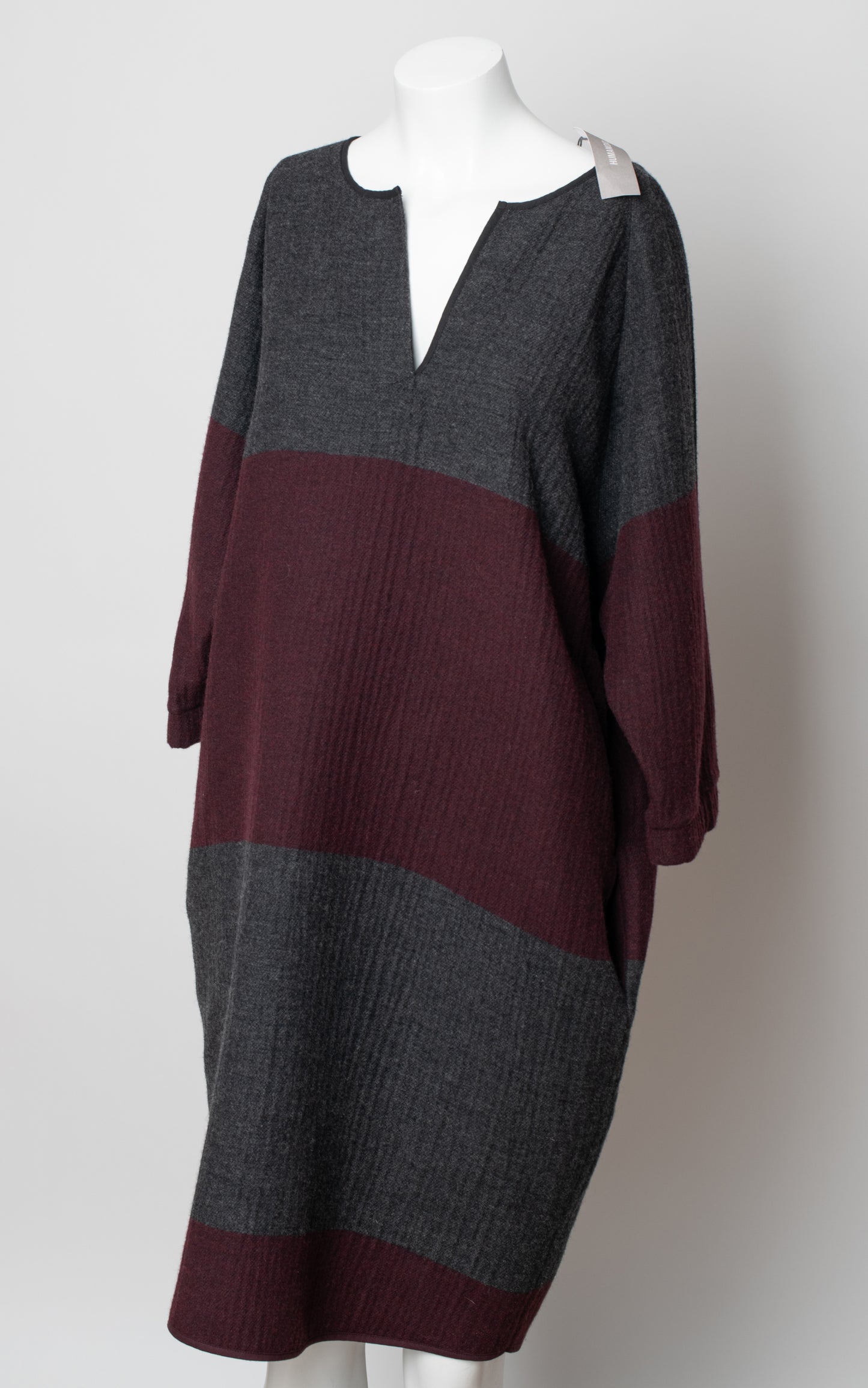 Vestido gris y granate