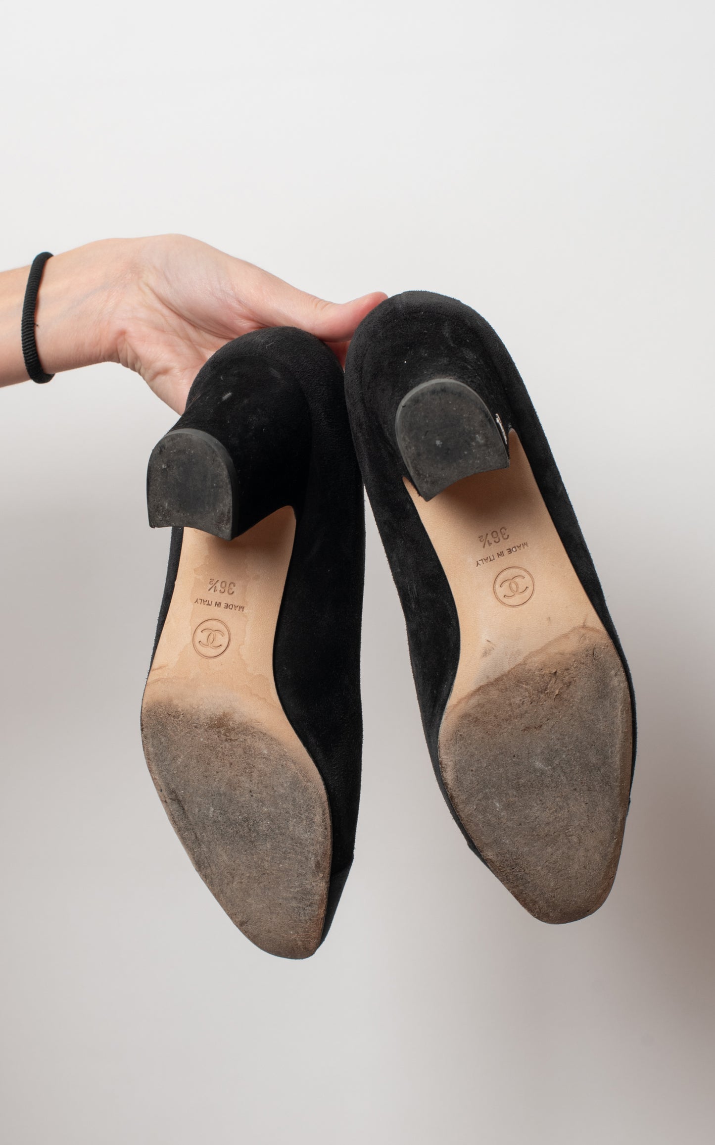 Salones negros de ante