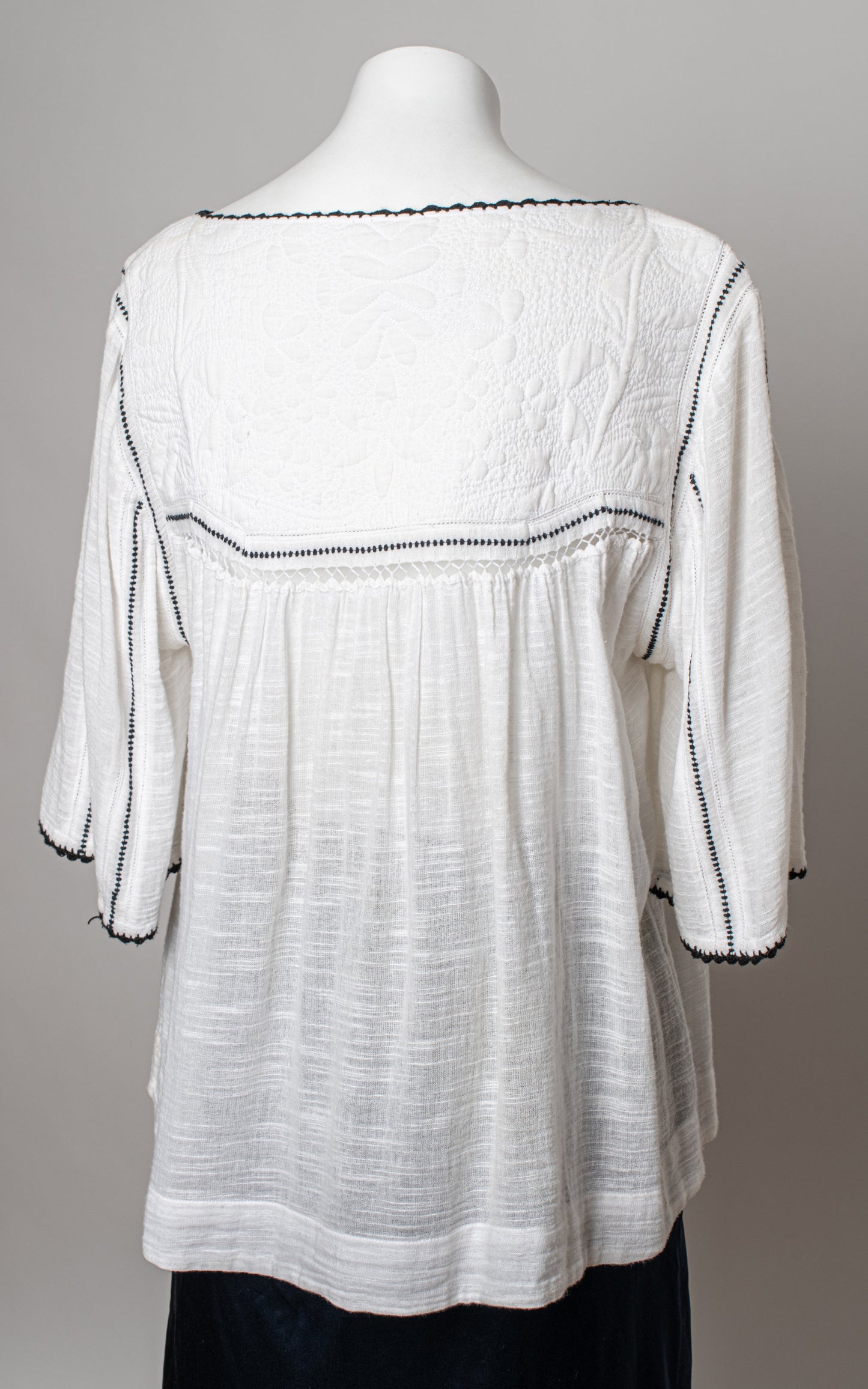 Camisa blanca bibo en negro
