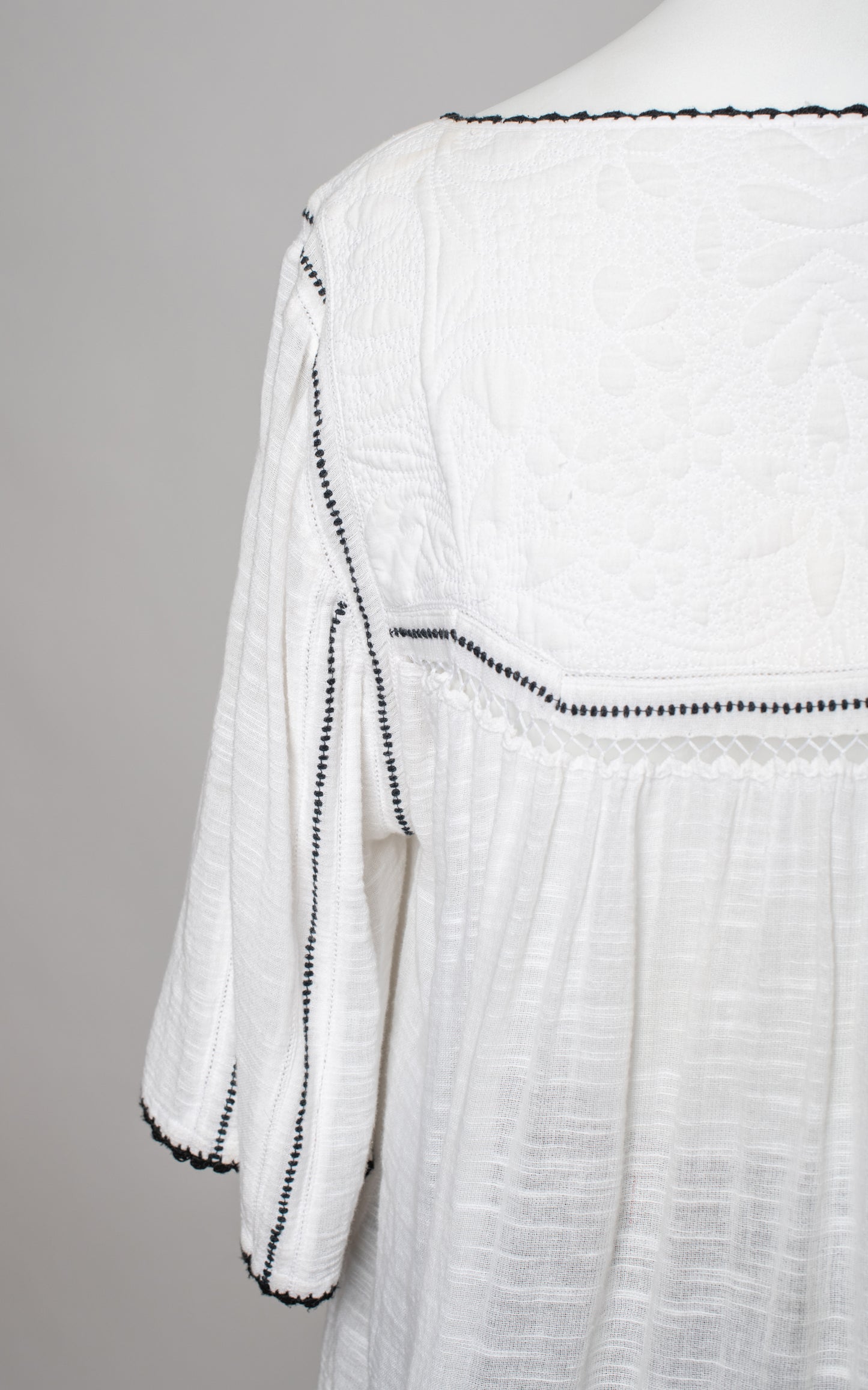 Camisa blanca bibo en negro
