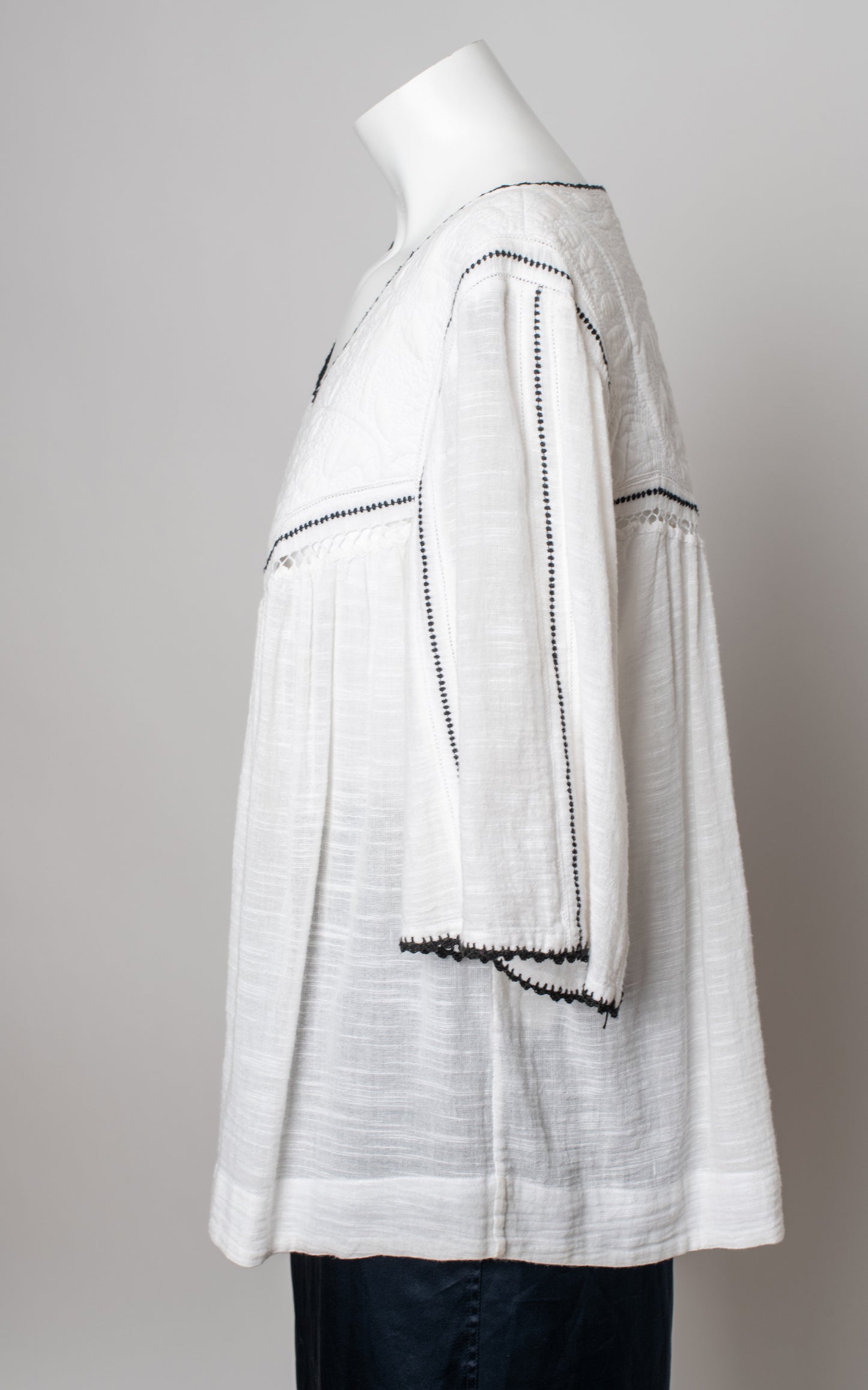 Camisa blanca bibo en negro