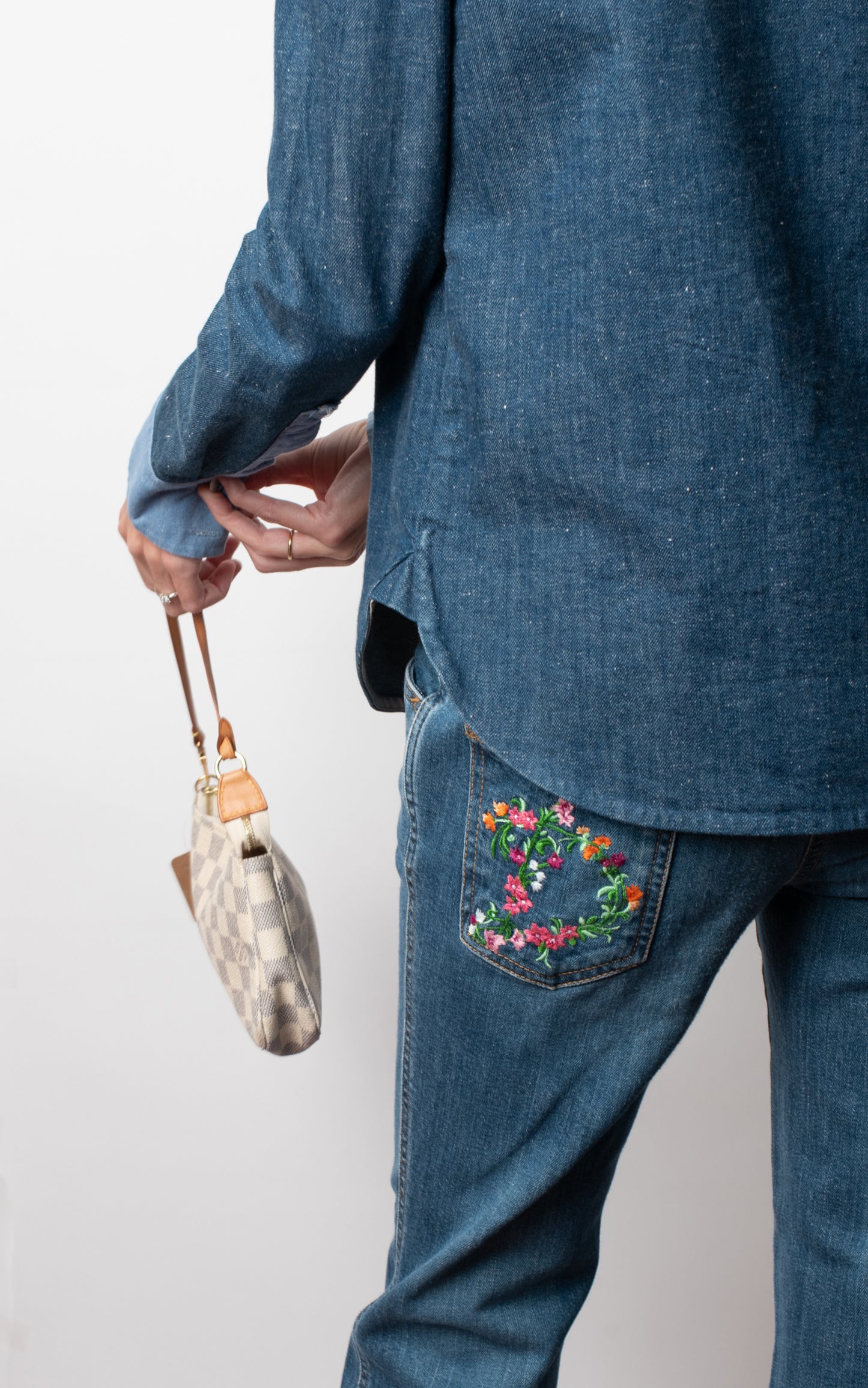 Vaqueros con flores bordadas