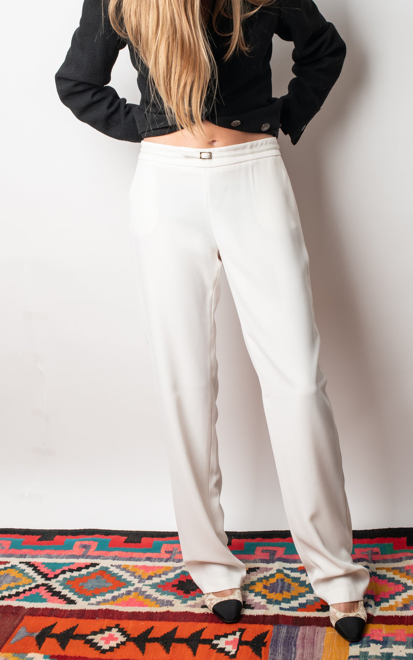 Pantalón blanco de vestir con mini cinturón