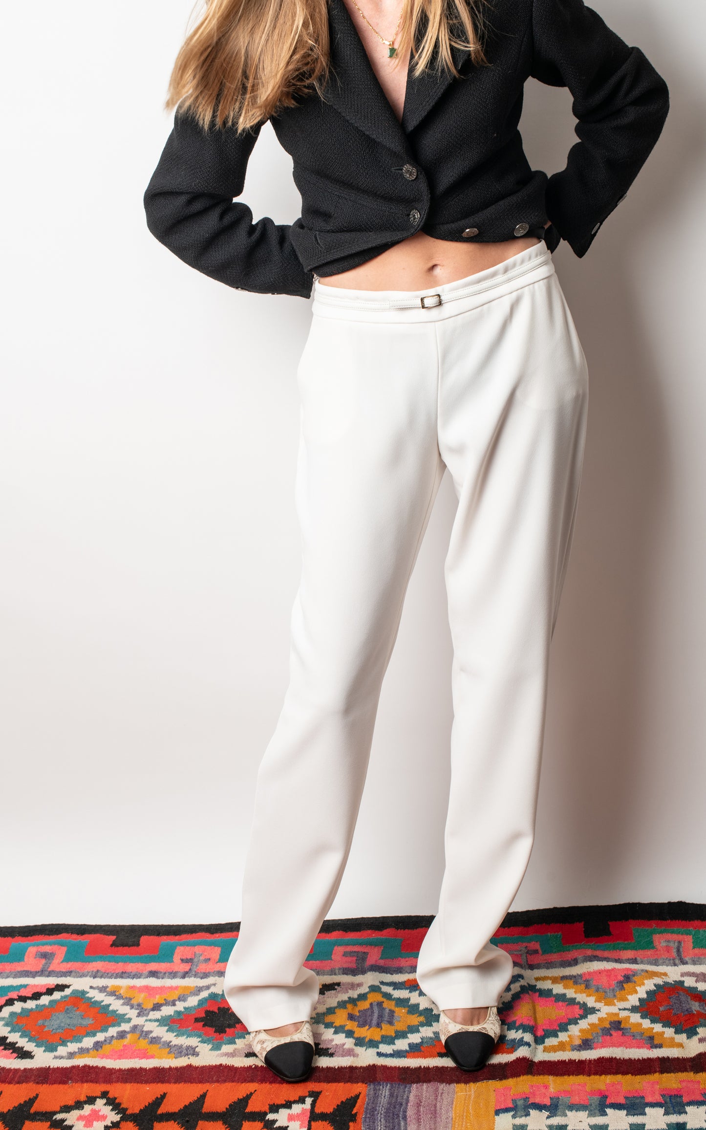 Pantalón blanco de vestir con mini cinturón