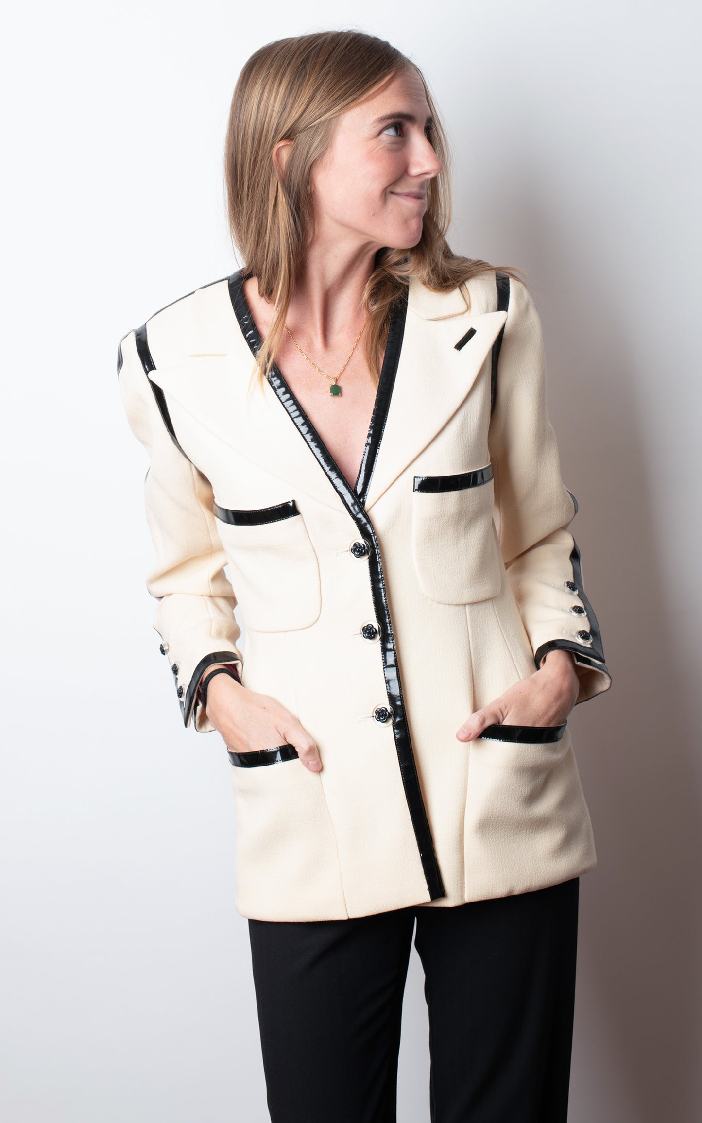 Chanel patent trim ivory blazer - blanca y negra