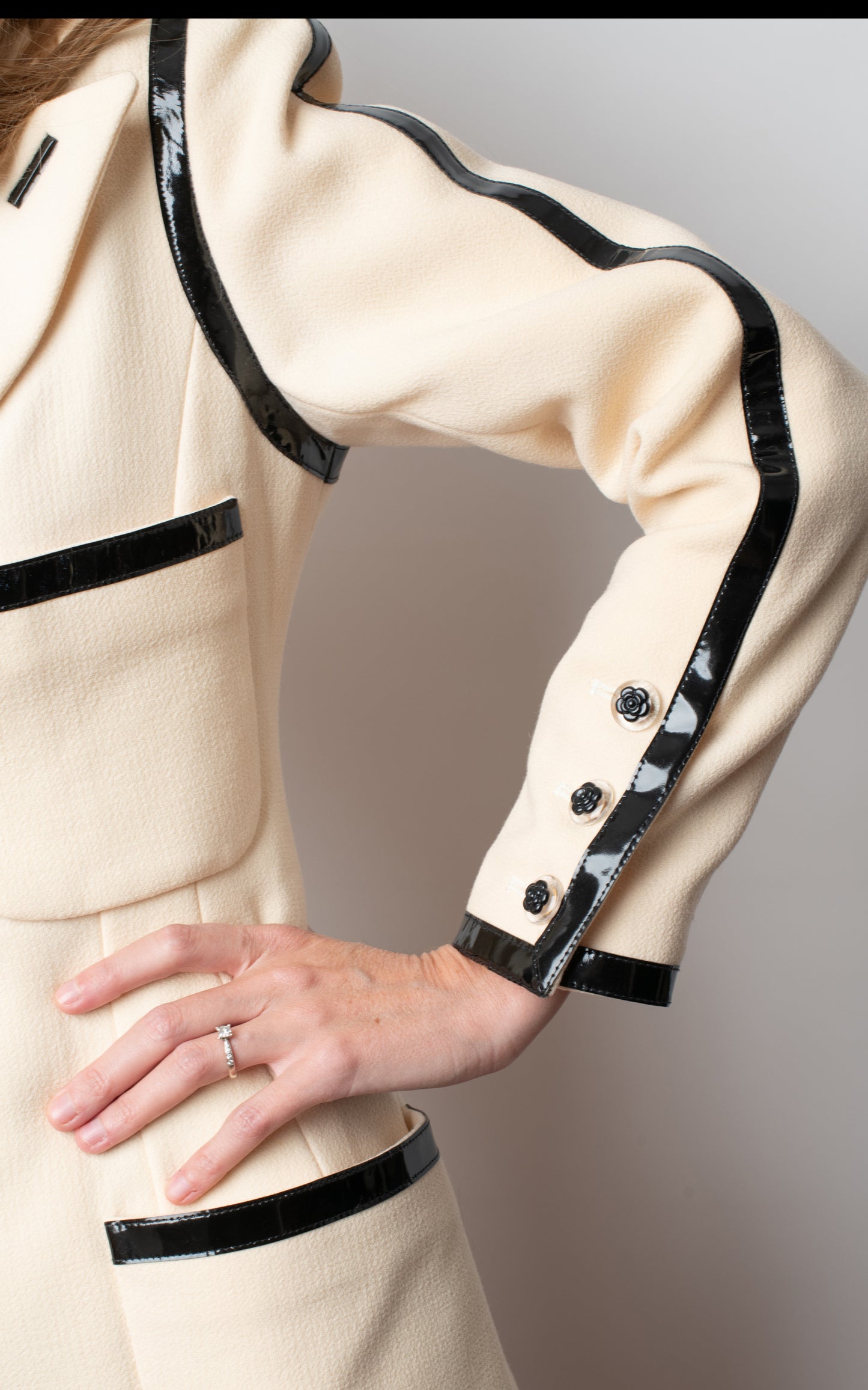 Chanel patent trim ivory blazer - blanca y negra