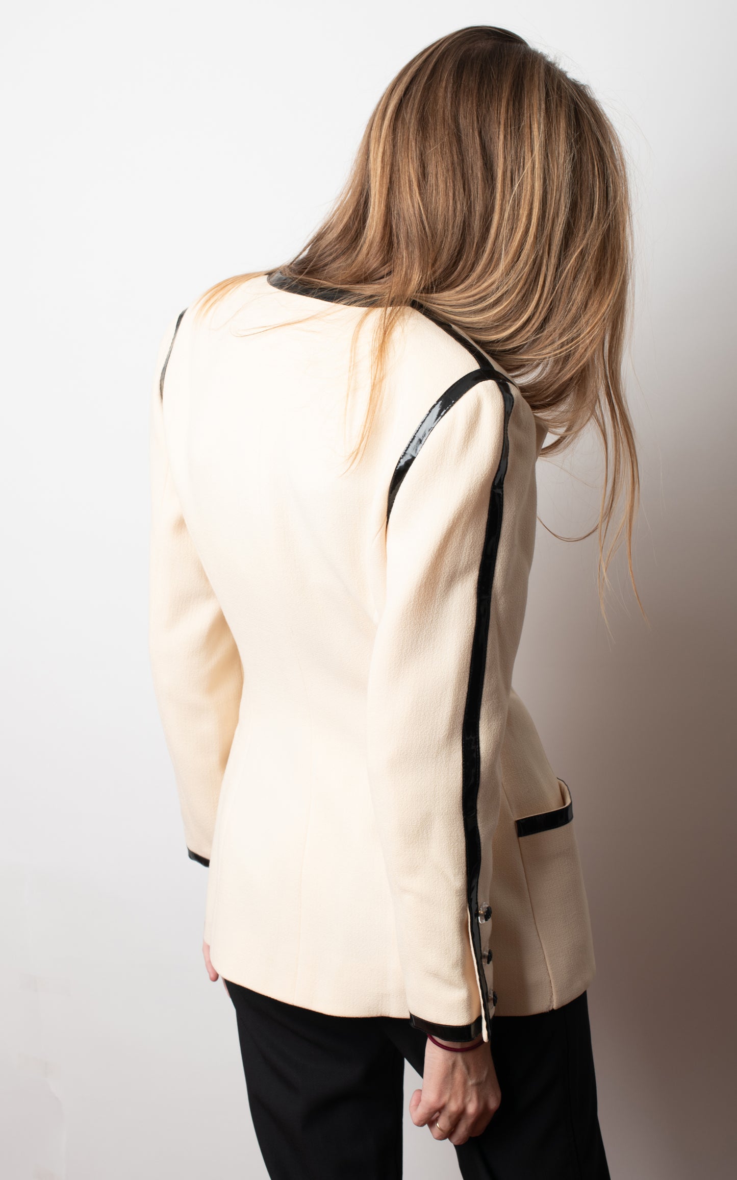 Chanel patent trim ivory blazer - blanca y negra